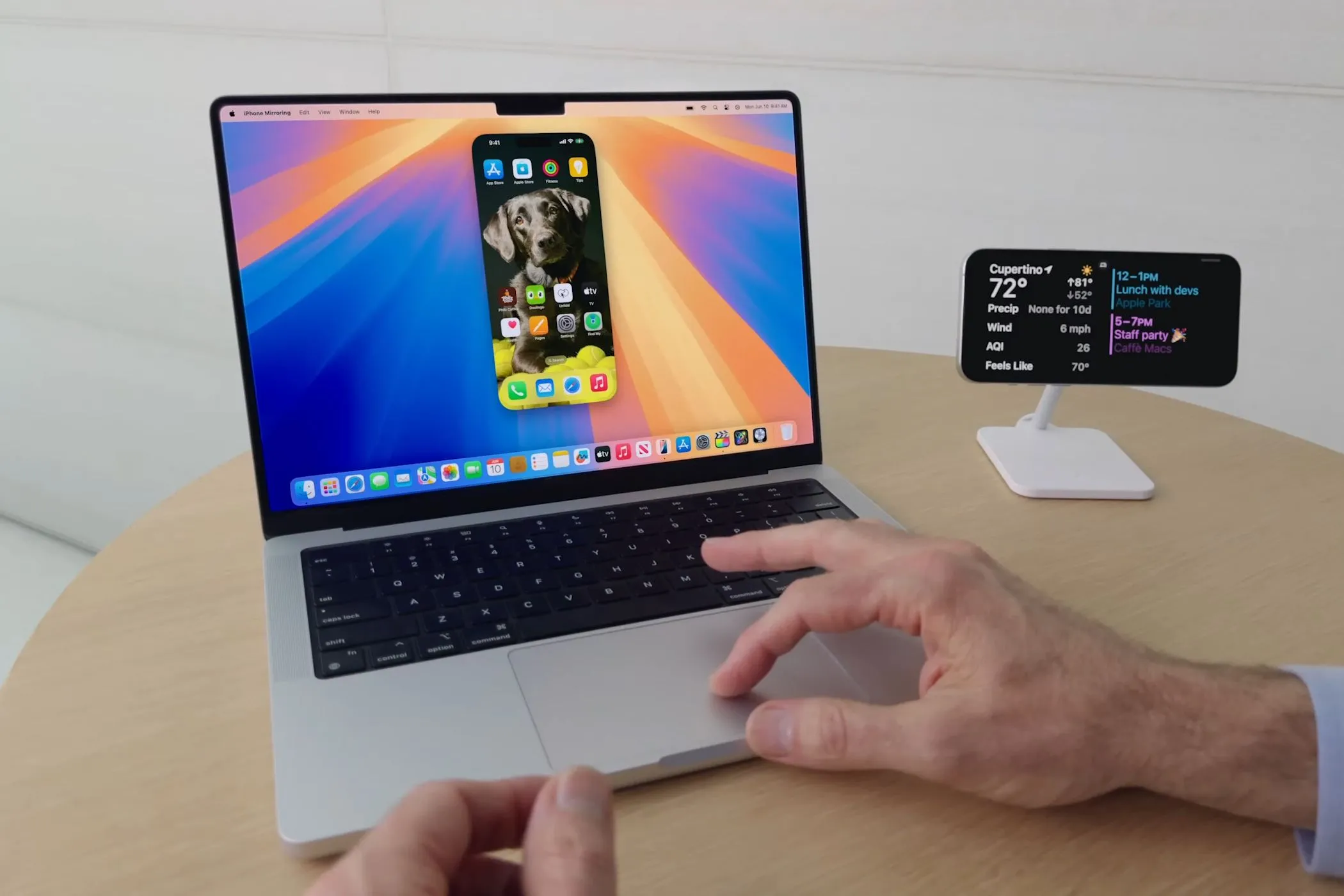 Minh họa tính năng Phản chiếu iPhone trên MacBook chạy macOS Sequoia, cho thấy giao diện điện thoại được phản chiếu lên màn hình máy tính.