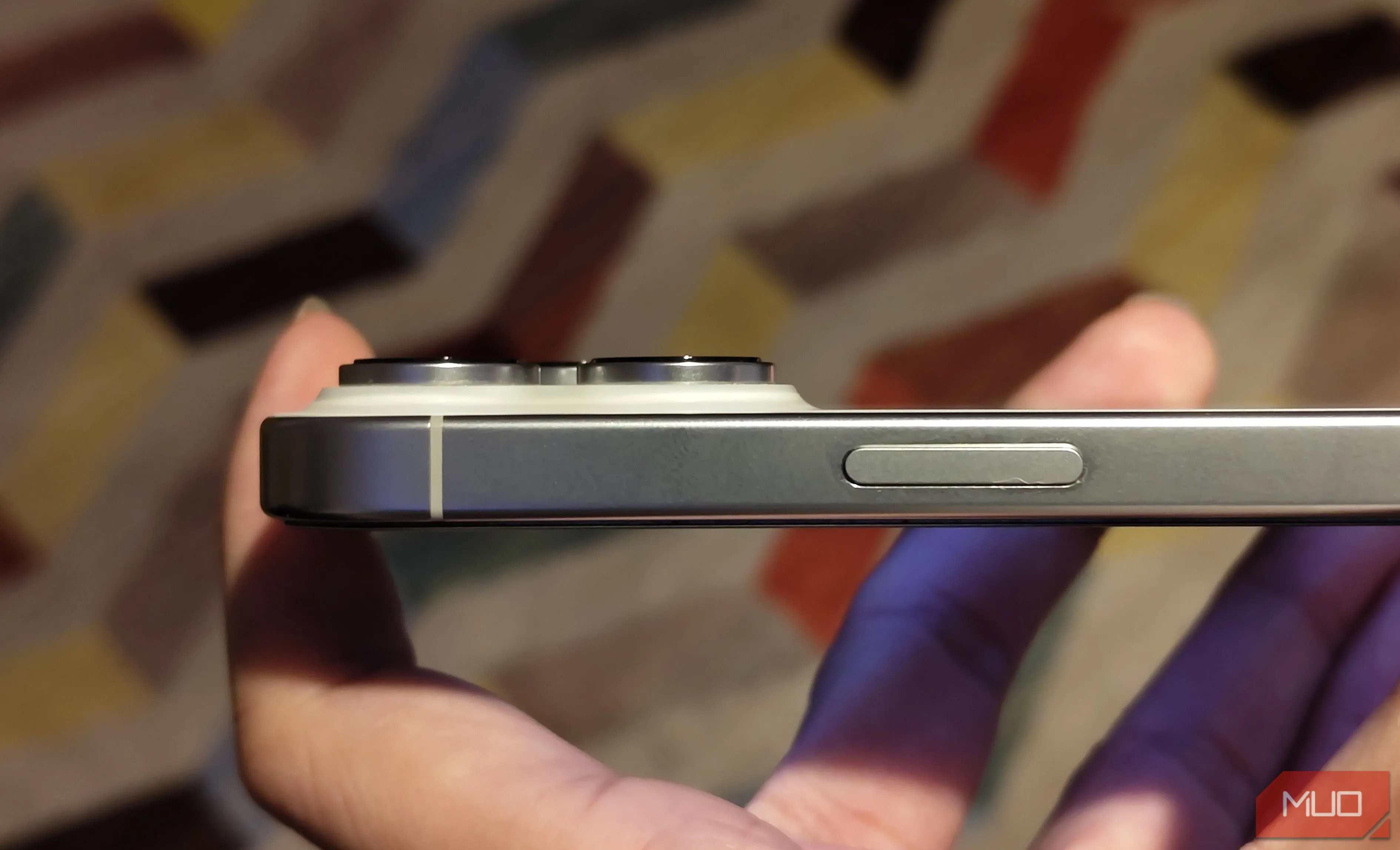Mô tả mặt bên của cụm camera lồi trên iPhone hiện đại, dễ bám bẩn