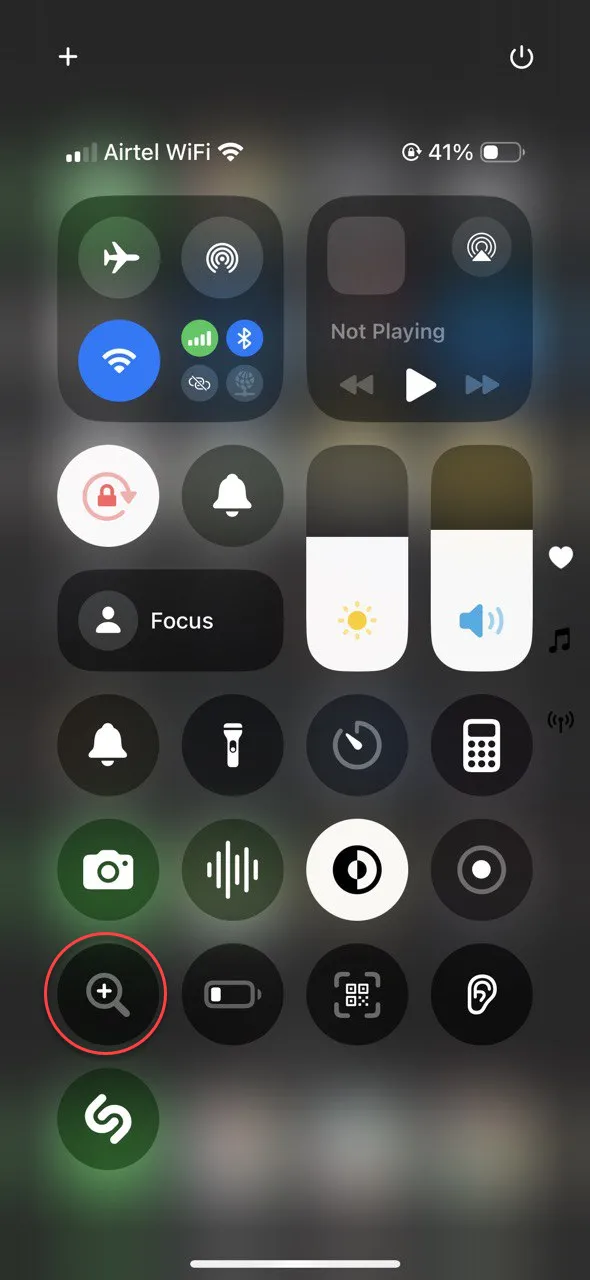 Mở ứng dụng Kính lúp trên iOS để kiểm tra thông số thiết bị