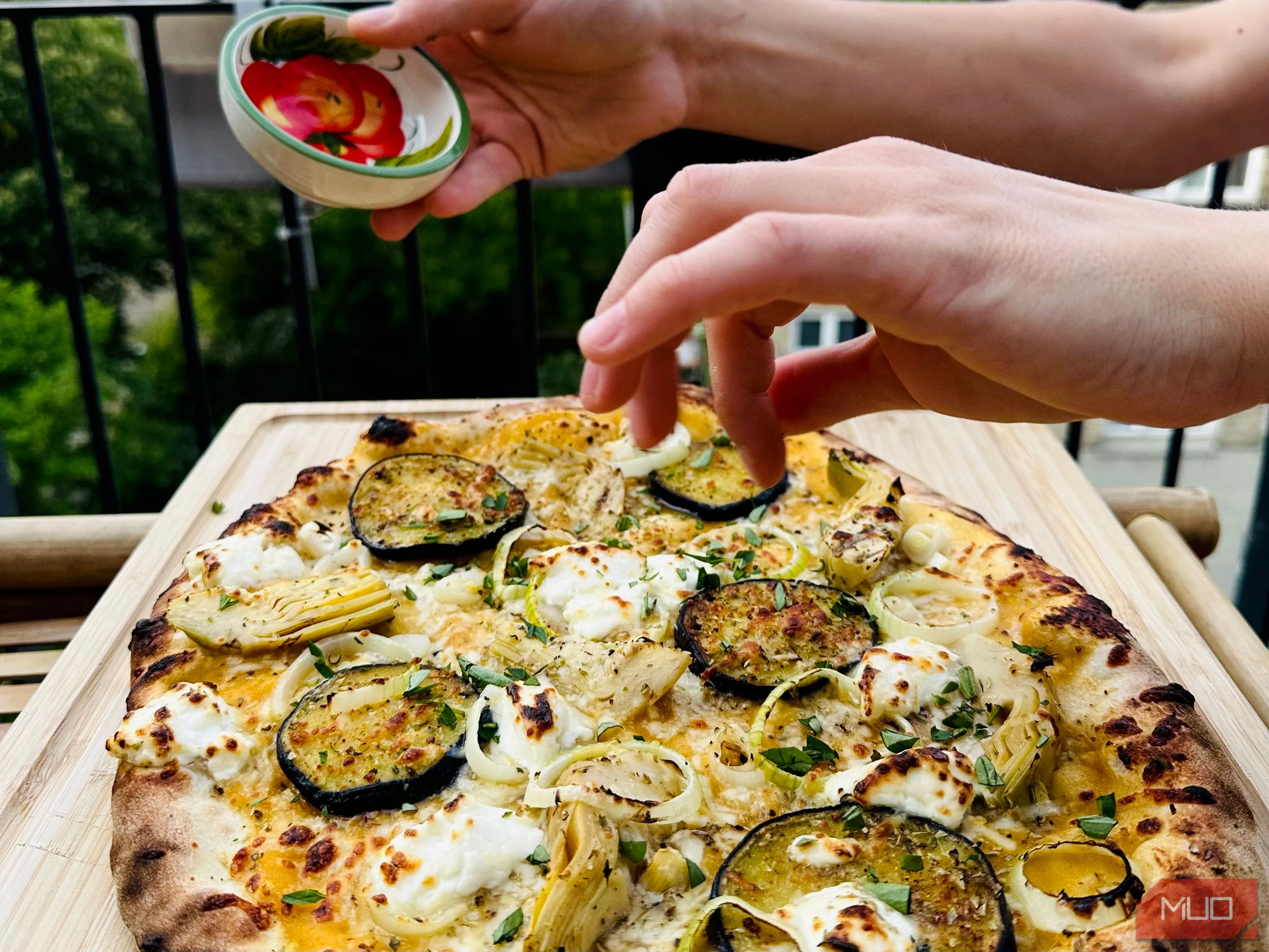 Mọi người đang cùng nhau làm pizza tại nhà, ghi lại không khí ấm cúng của bữa tiệc nhỏ