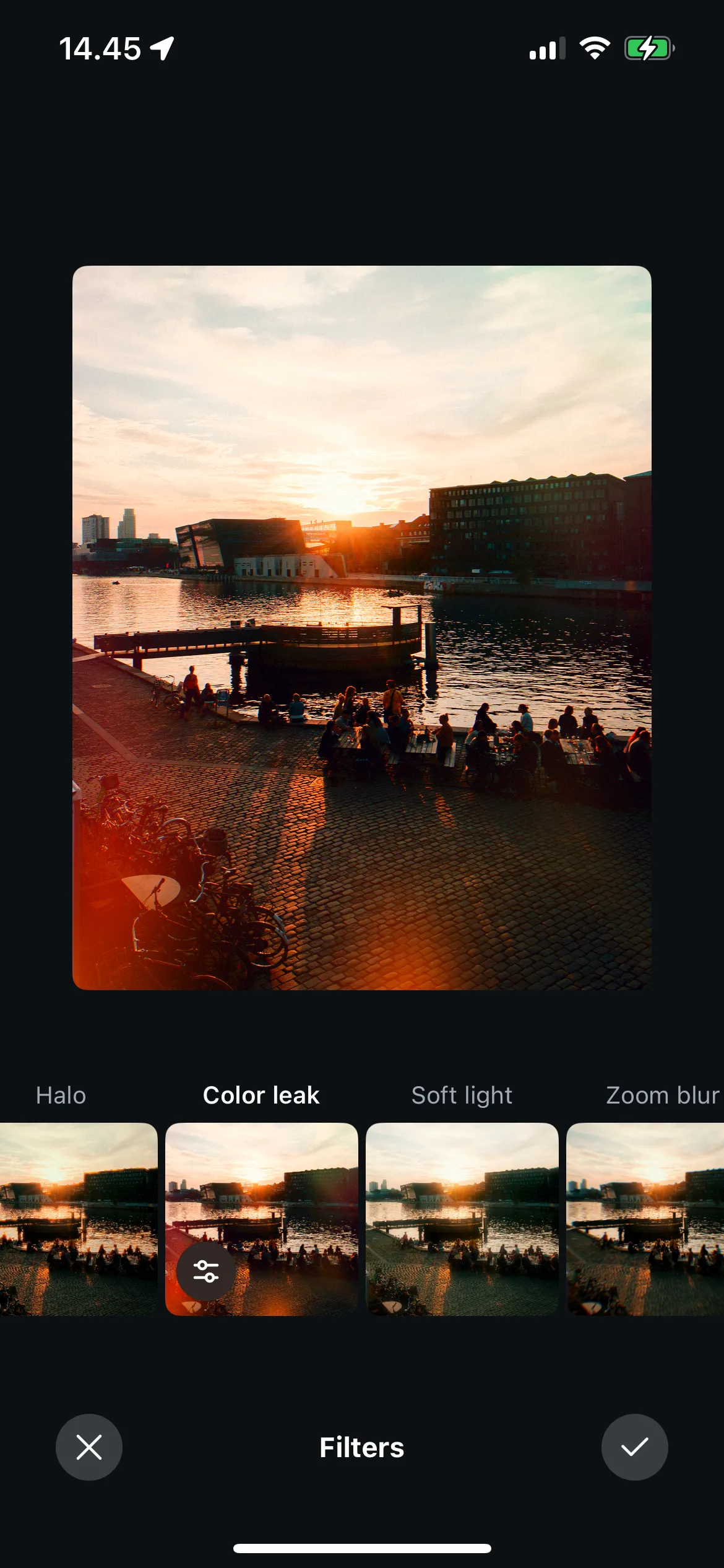 Một bức ảnh thử nghiệm bộ lọc Color Leak trên Instagram, tạo hiệu ứng phơi sáng phim với tông màu đỏ cam nhẹ.