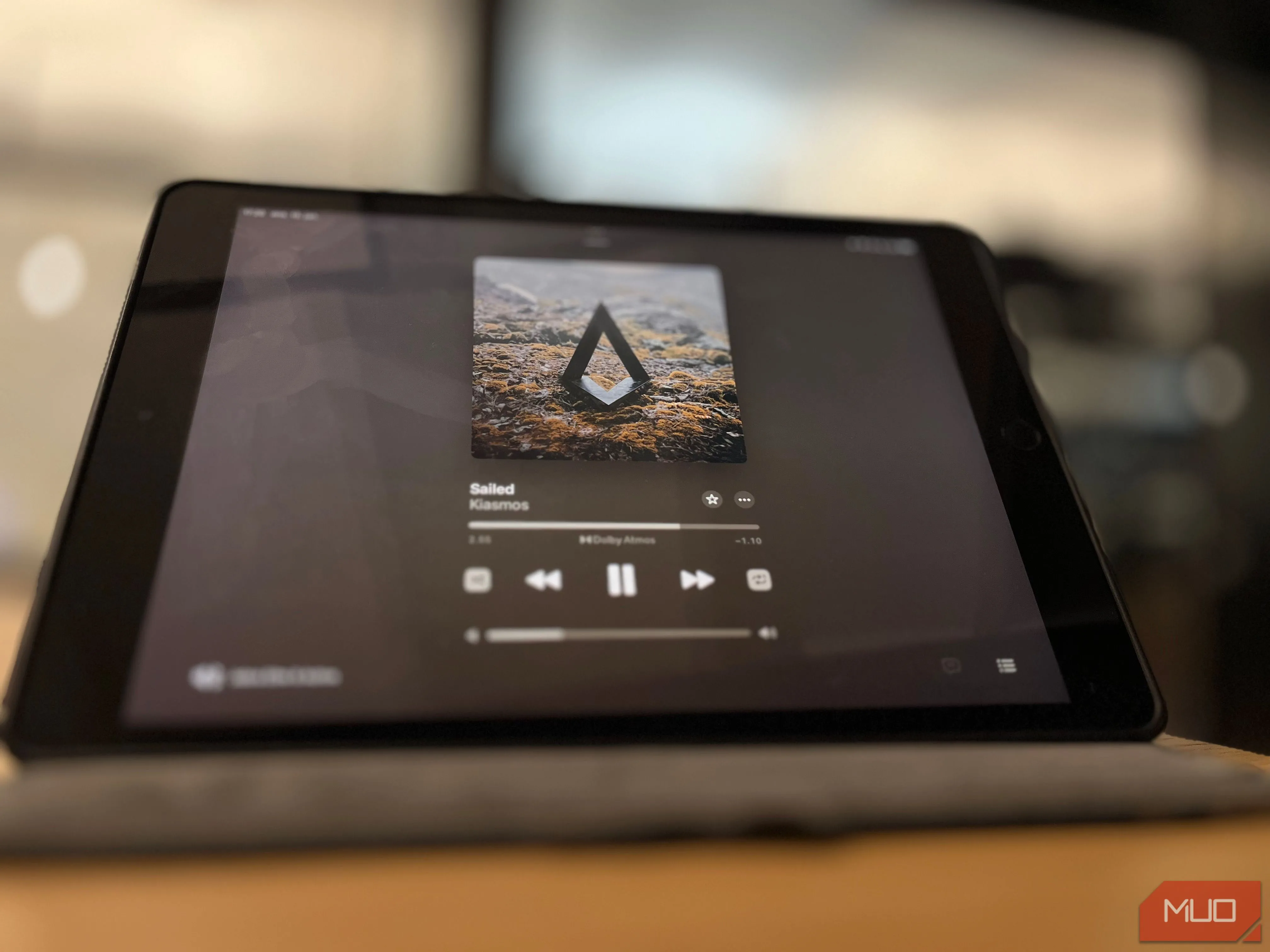 Một chiếc iPad đặt trên bàn, dùng cho giải trí khi đi du lịch