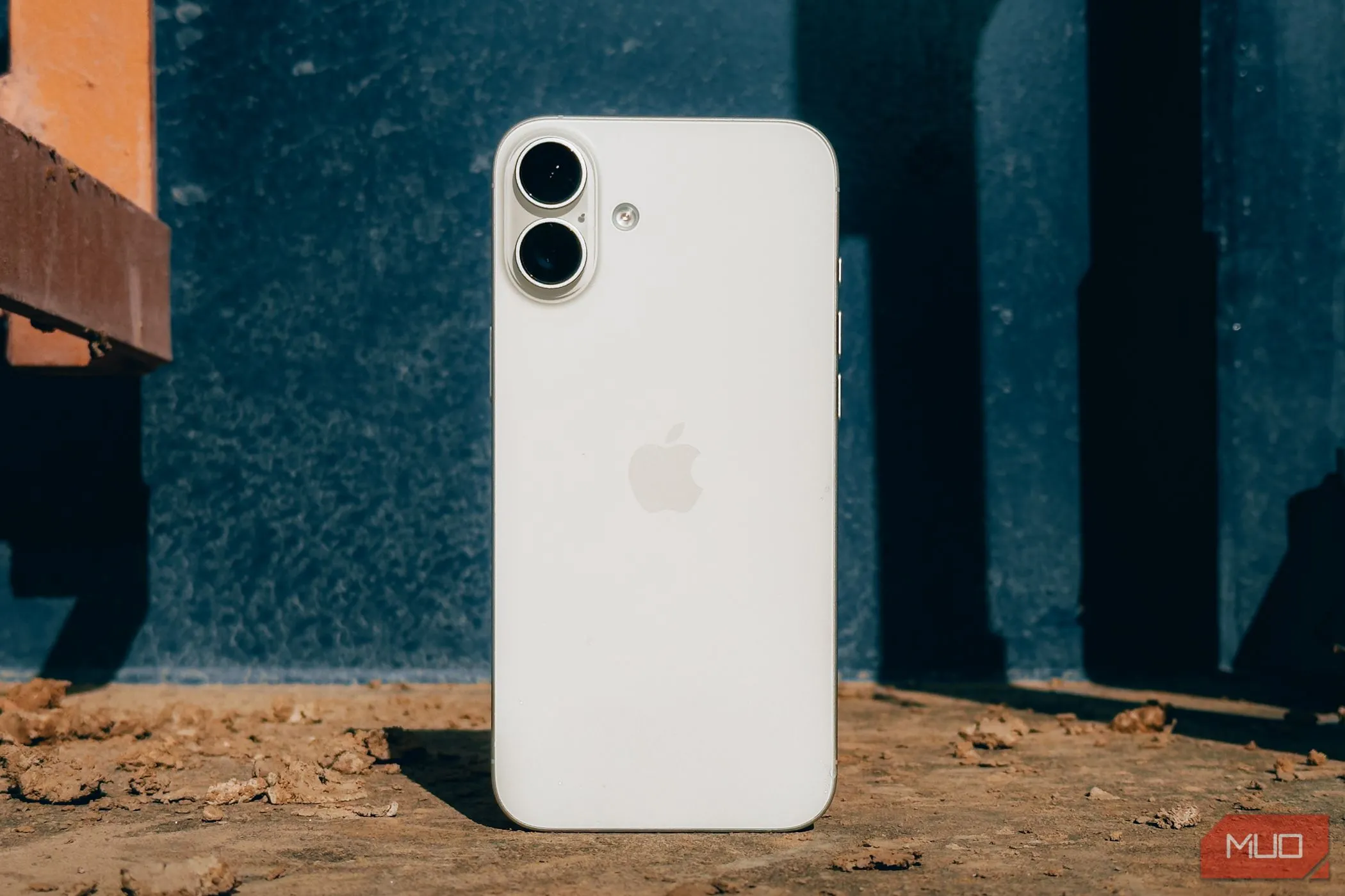 Một chiếc iPhone bị bỏ quên trên vỉa hè, minh họa nguy cơ mất thiết bị.