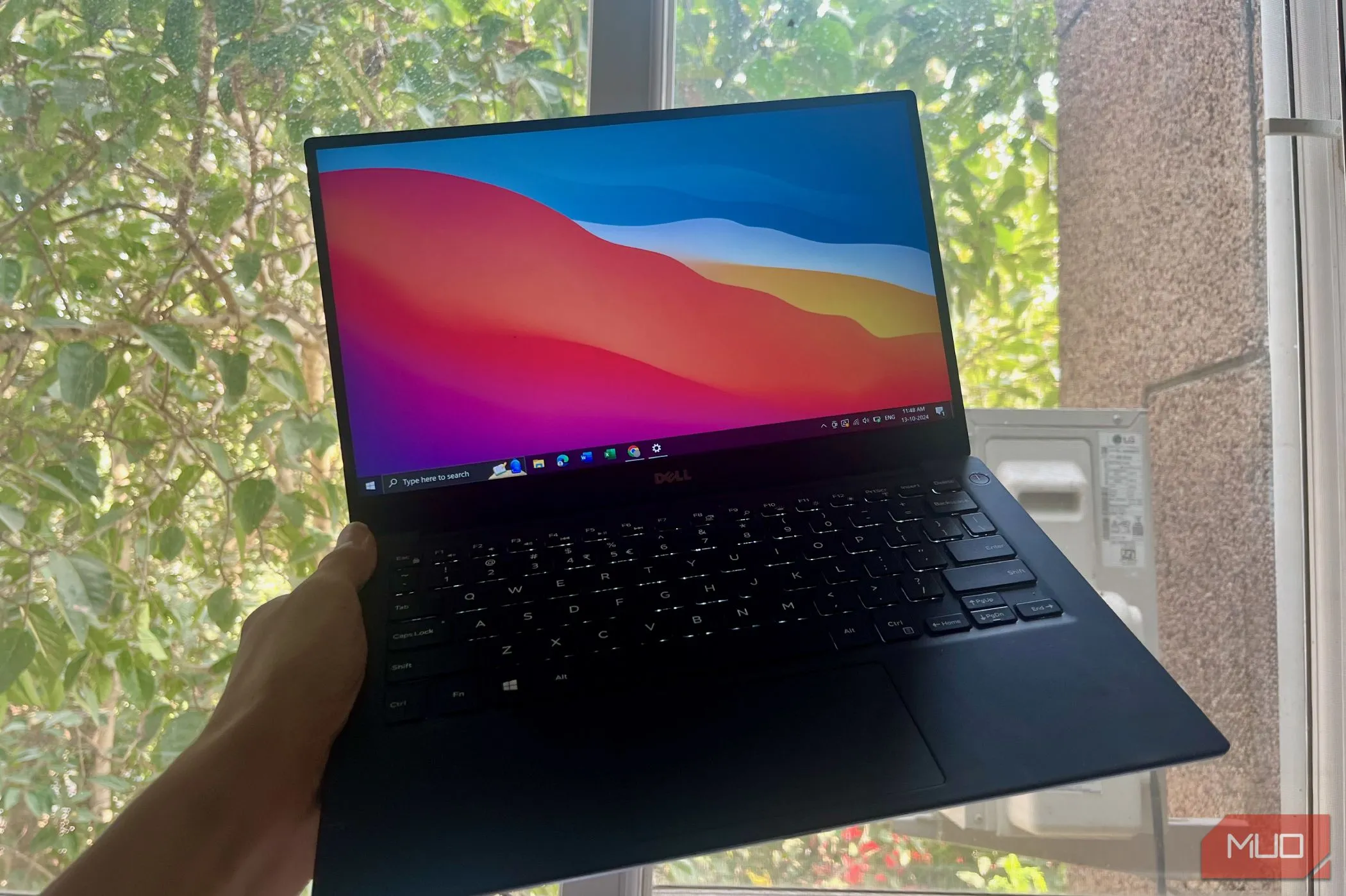 Một chiếc laptop Dell XPS 13 đang chạy hệ điều hành Windows 10, biểu tượng sự ổn định và đáng tin cậy.