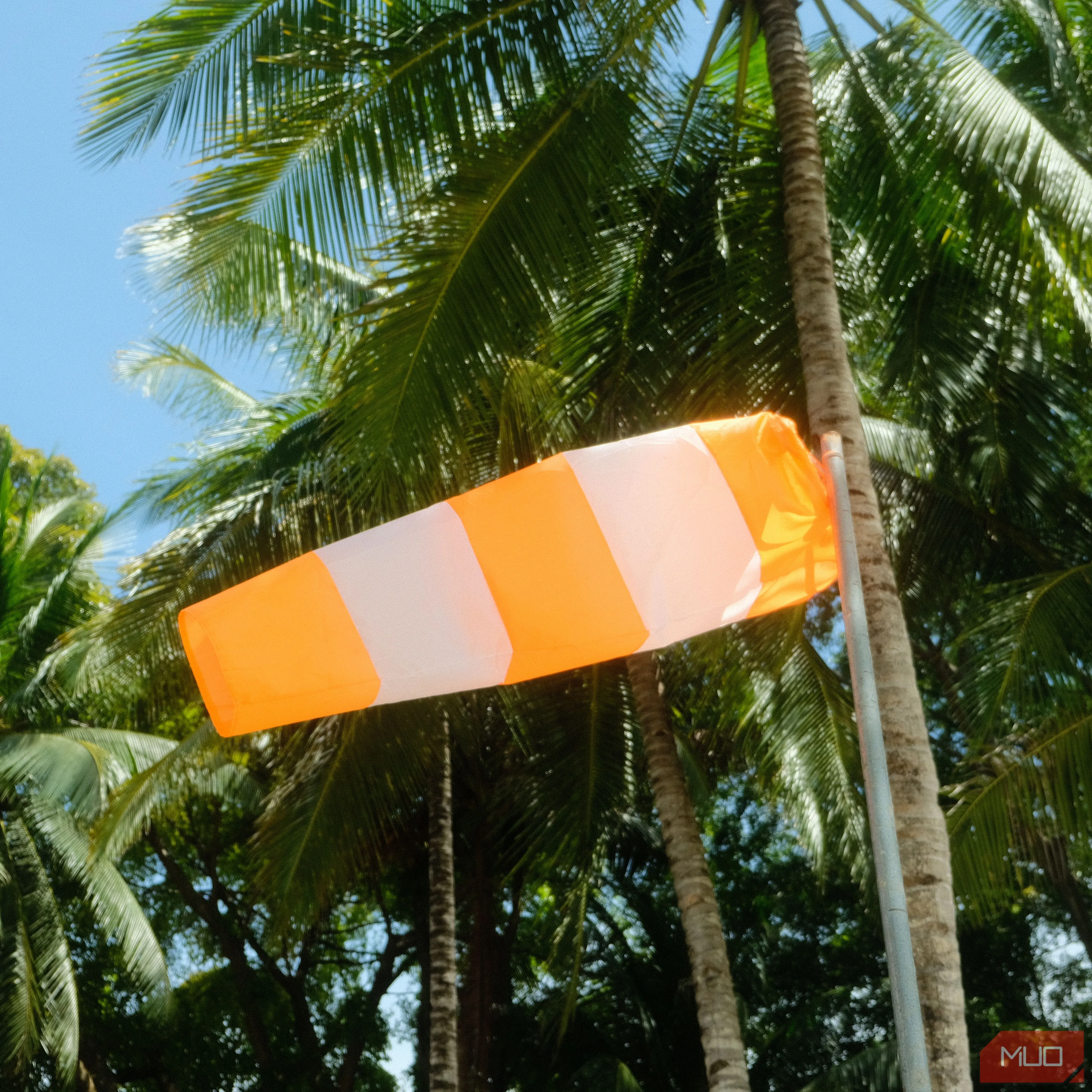 Một chong chóng gió cổ điển dưới ánh nắng, được ghi lại với độ sâu và chi tiết bởi máy ảnh mirrorless Fujifilm.