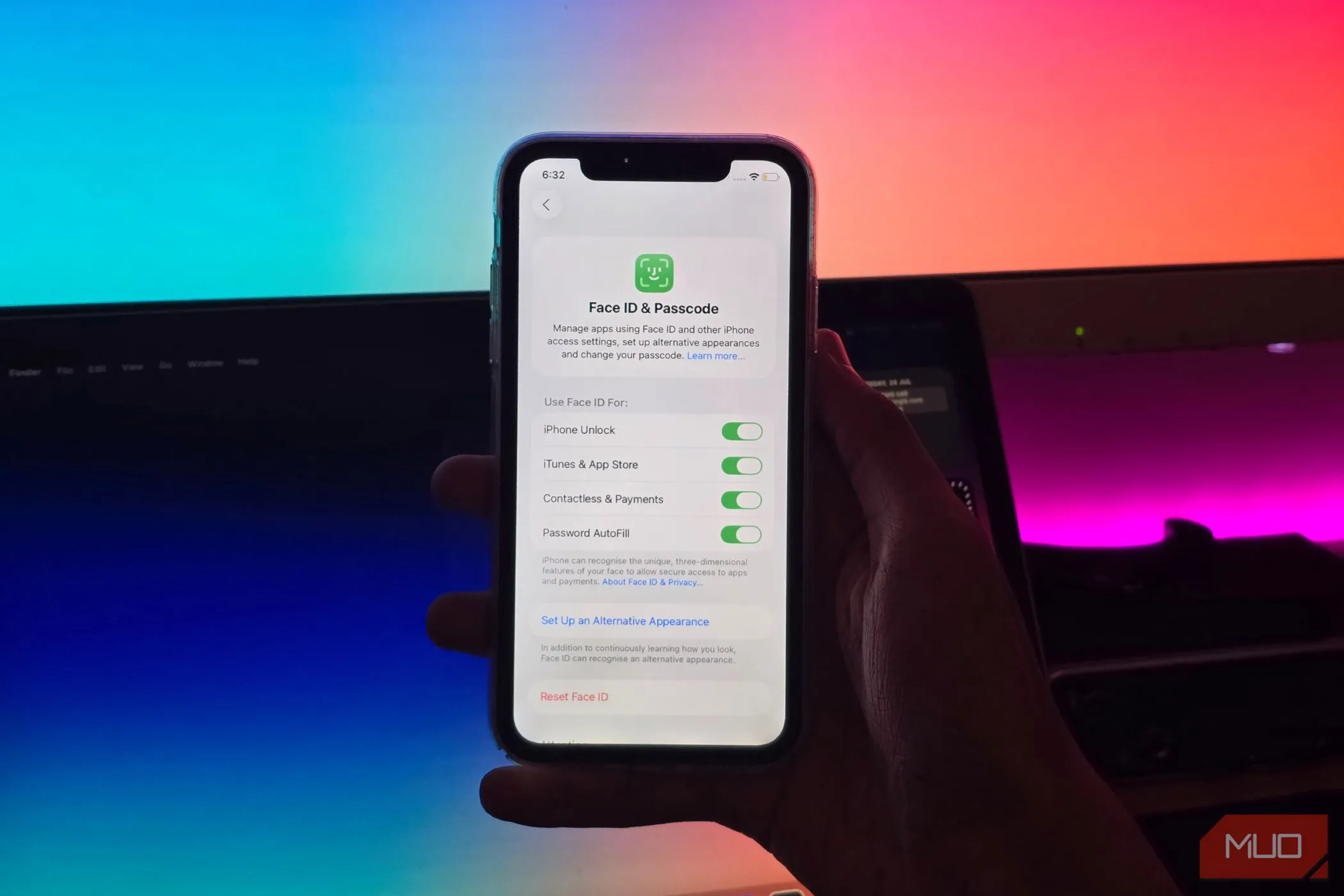 Một người cầm iPhone với màn hình cài đặt Face ID &amp; Mật mã đang mở