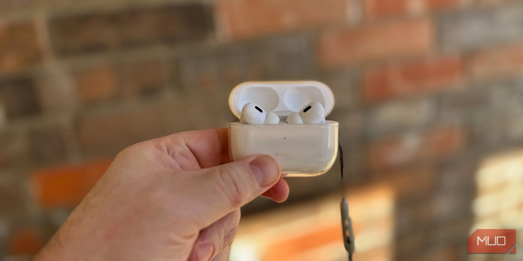 Một người đang cầm hộp sạc AirPods Pro 2, thể hiện sự nhỏ gọn và tiện lợi.