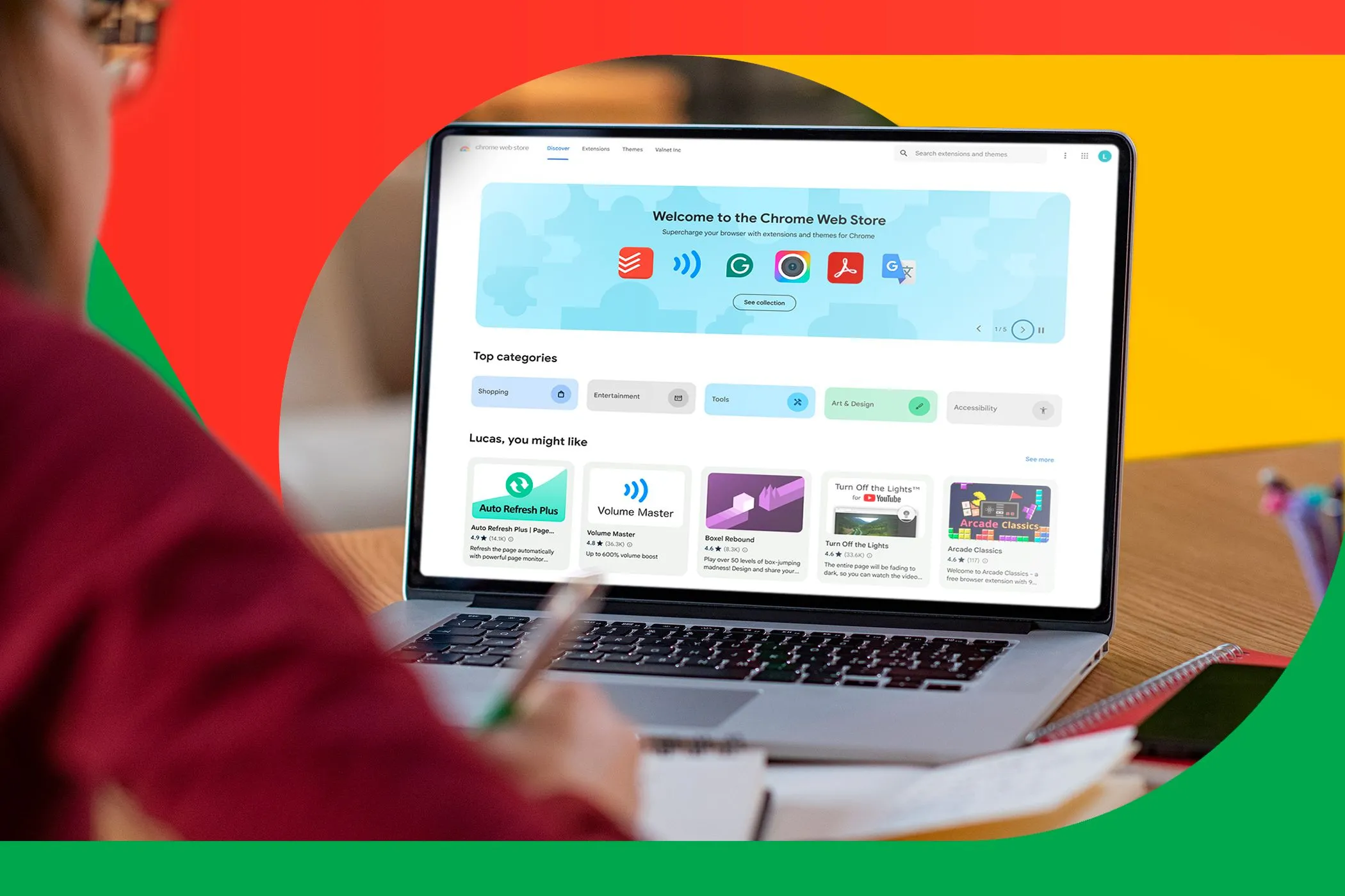Một người đang học tập với laptop mở Google Chrome Web Store