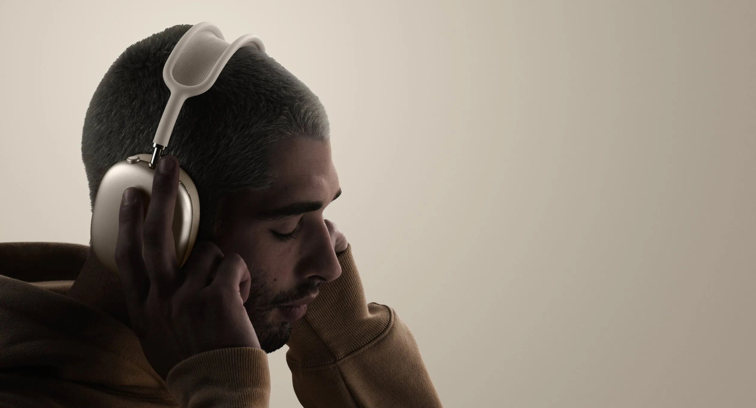 Một người đang trải nghiệm tai nghe cao cấp Apple AirPods Max