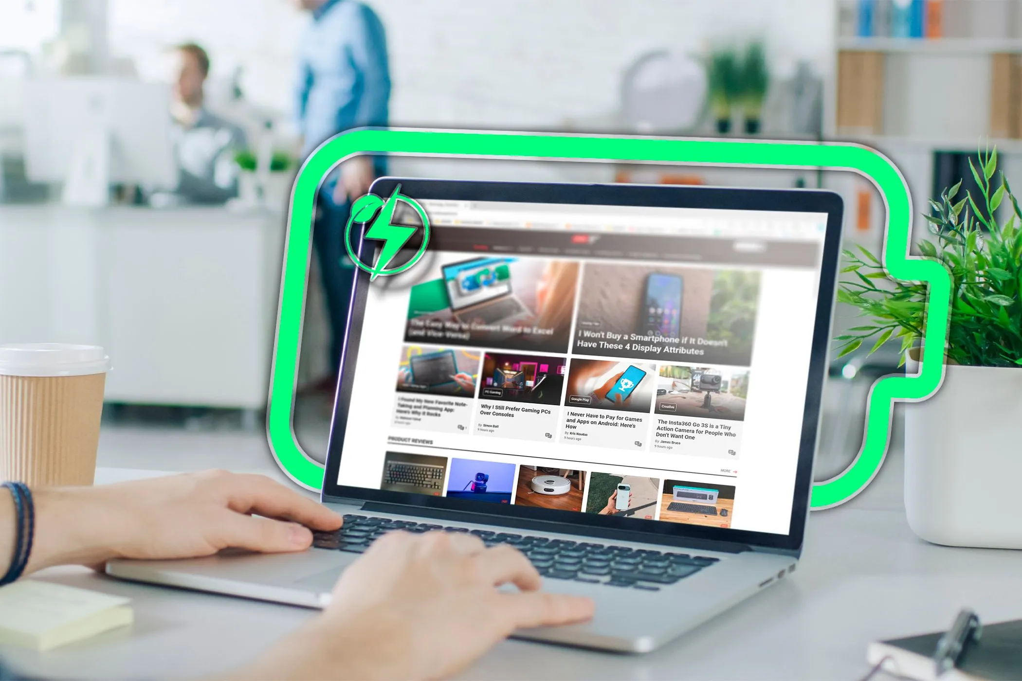 Một người dùng làm việc với trình duyệt Microsoft Edge trên laptop, hiển thị biểu tượng tiết kiệm pin, nhấn mạnh khả năng tối ưu năng lượng của trình duyệt này.