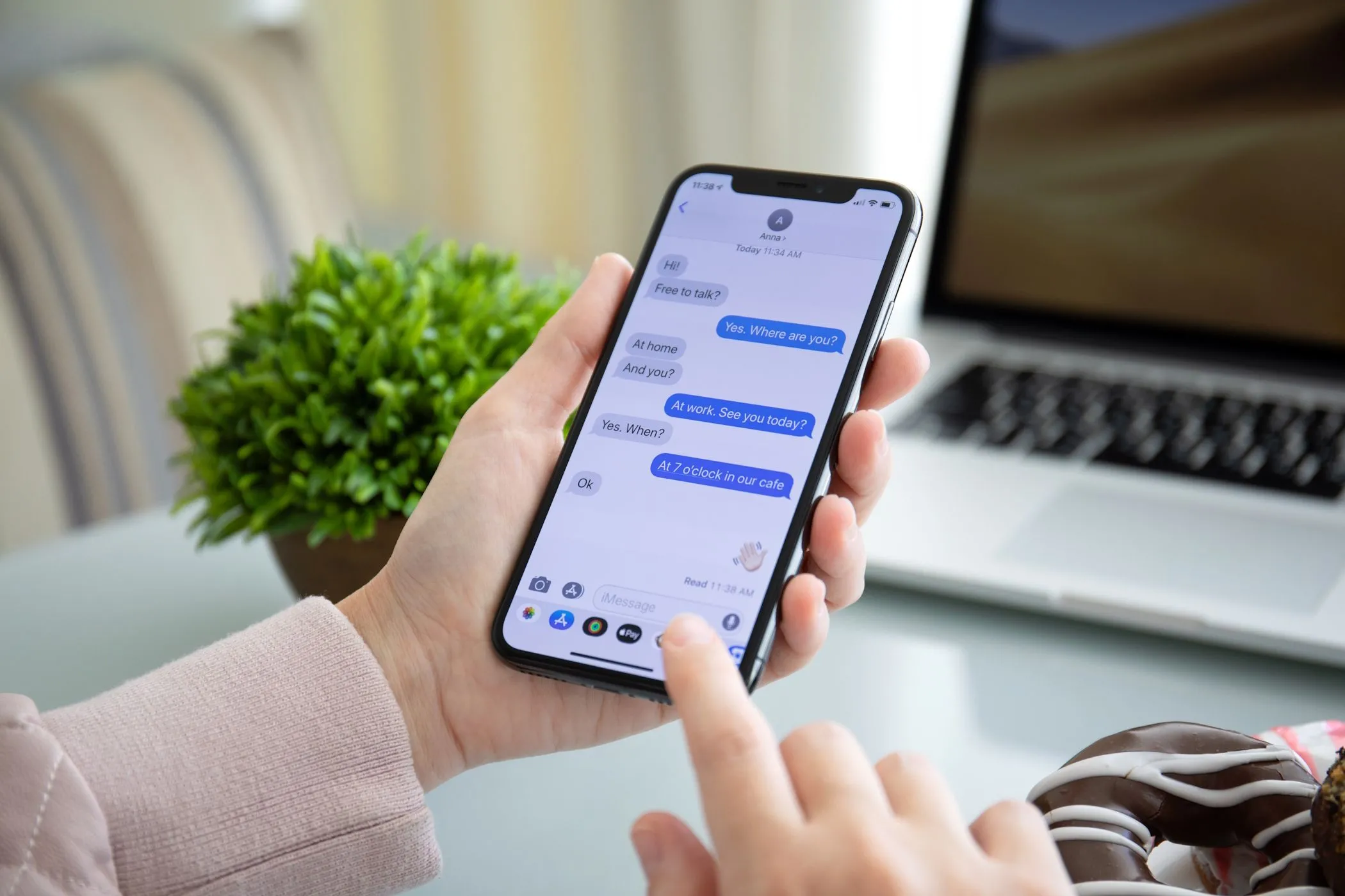 Một người phụ nữ đang sử dụng iMessage trên iPhone, thể hiện giới hạn tương thích tin nhắn giữa các nền tảng.