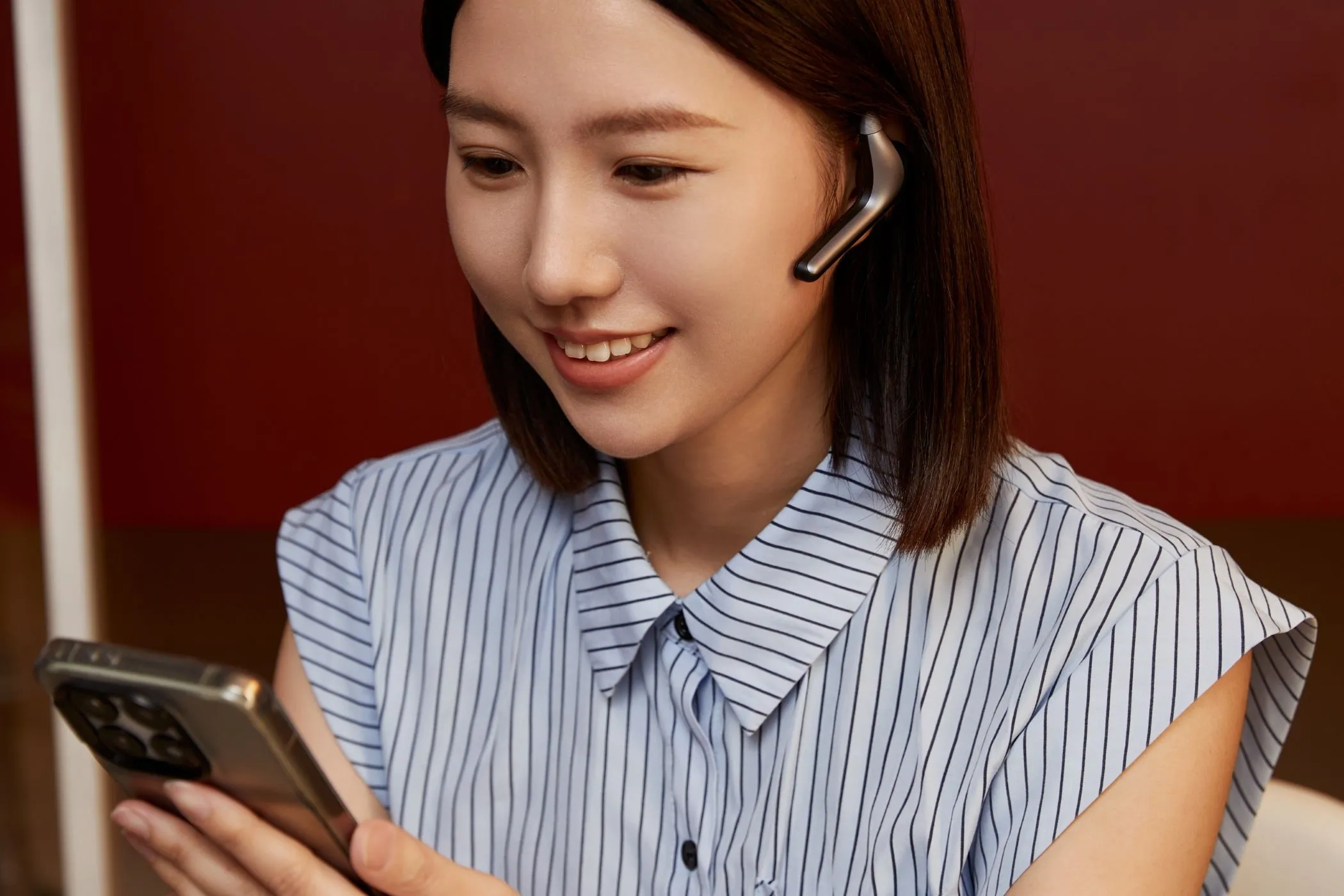 Một phụ nữ trẻ thực hiện cuộc gọi video bằng tai nghe W4 Pro