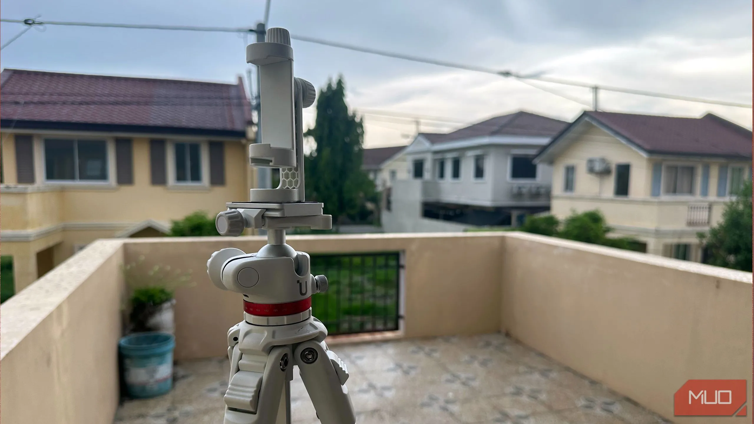 Một tripod cỡ DSLR nhẹ kèm kẹp giữ smartphone