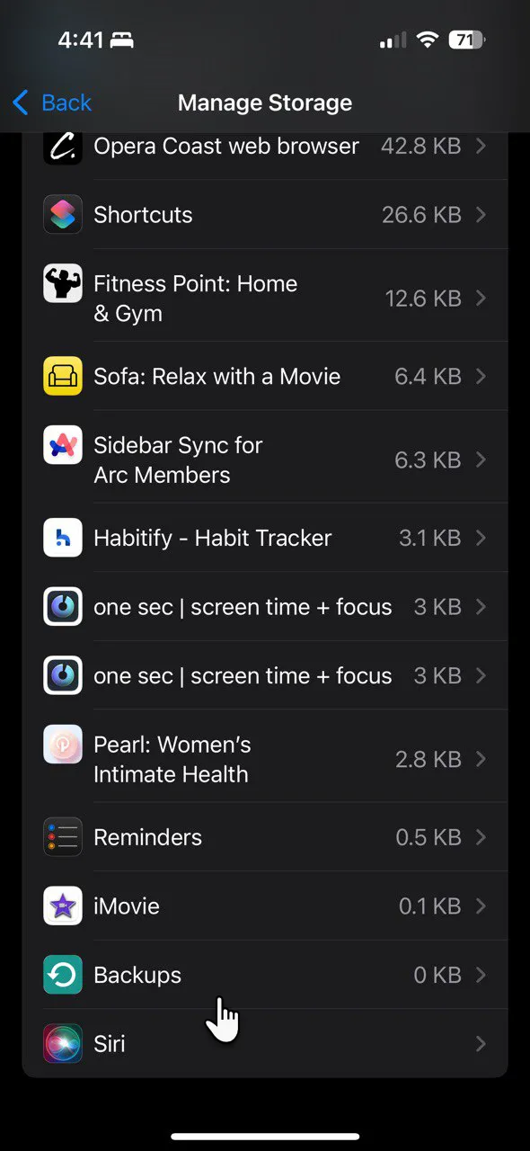 Mục Sao lưu trong cài đặt iCloud, hiển thị các bản sao lưu thiết bị iPhone và iPad để người dùng quản lý.