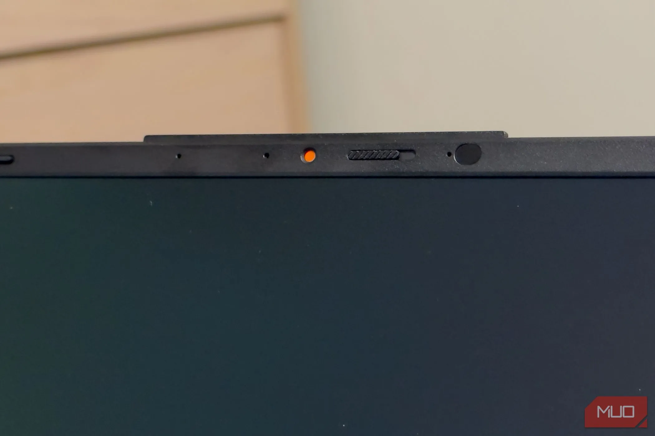 Nắp che webcam tích hợp trên laptop ASUS Vivobook S 15 OLED bảo vệ quyền riêng tư