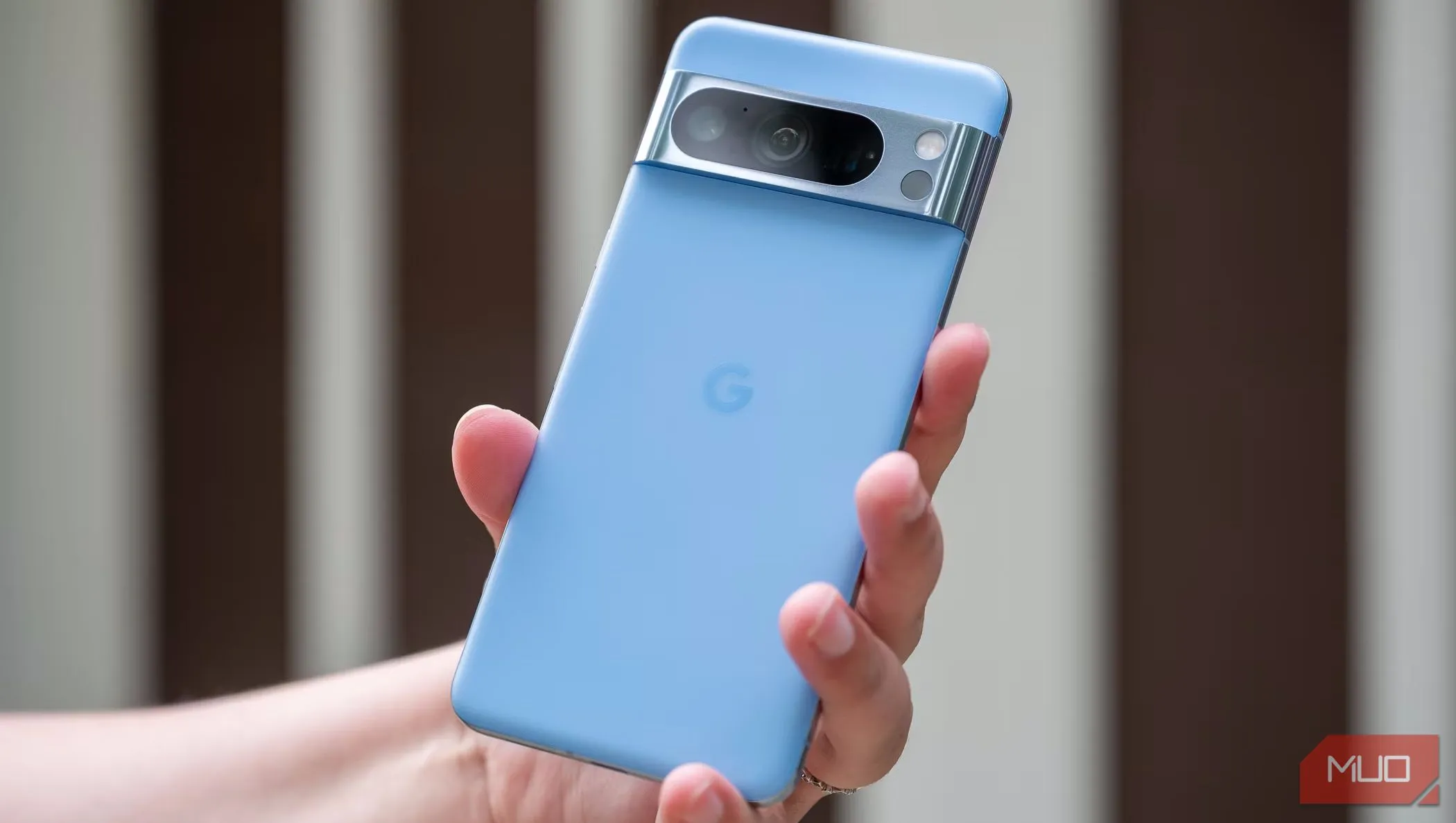 Người đàn ông cầm điện thoại Pixel 8 Pro khoe mặt lưng camera
