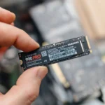 Người đàn ông cầm trên tay ổ cứng SSD Samsung 990 Pro hiệu năng cao