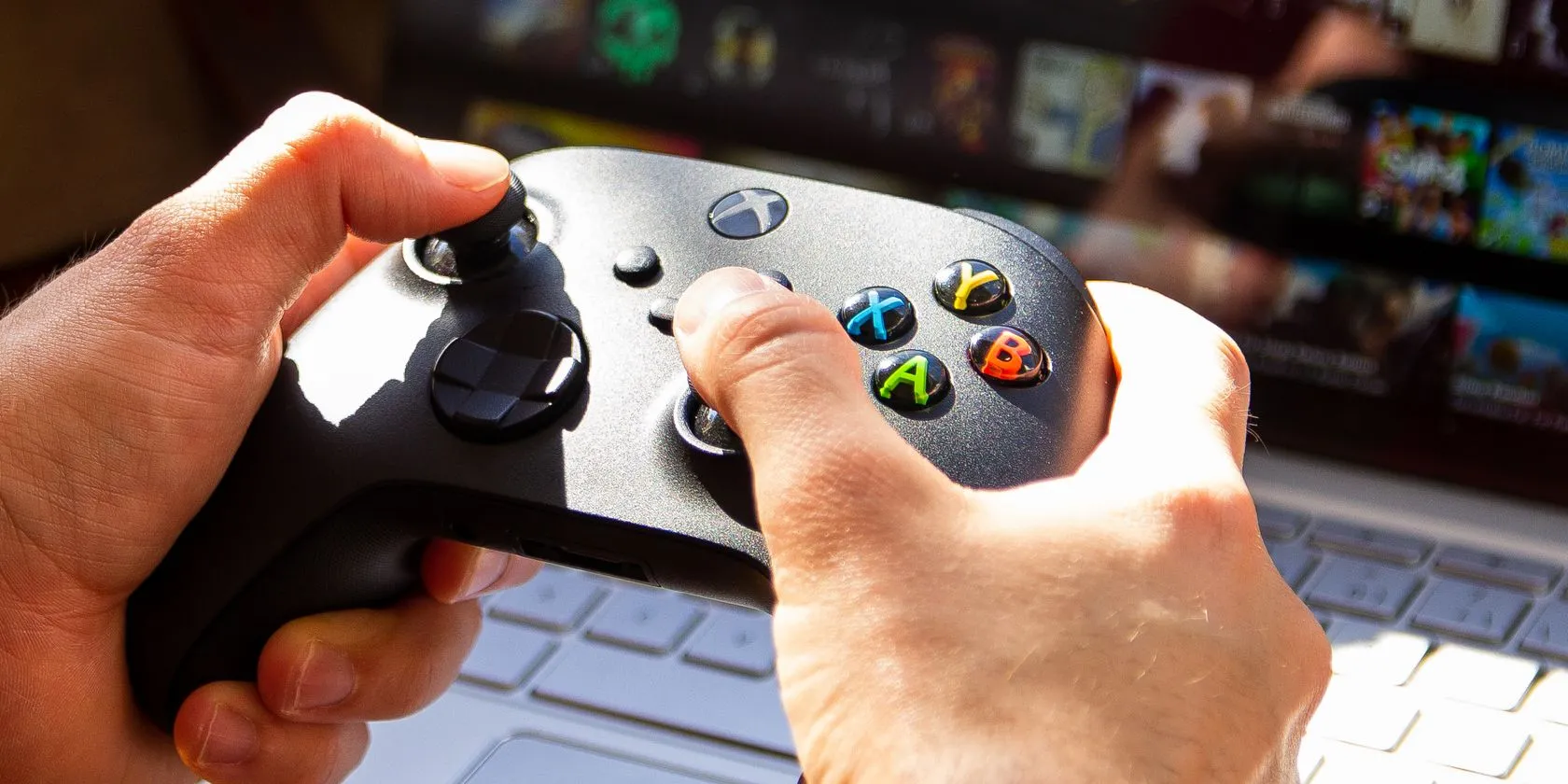 Người đàn ông chơi game trên Chromebook với tay cầm Xbox, thể hiện giới hạn hiệu năng chơi game của thiết bị