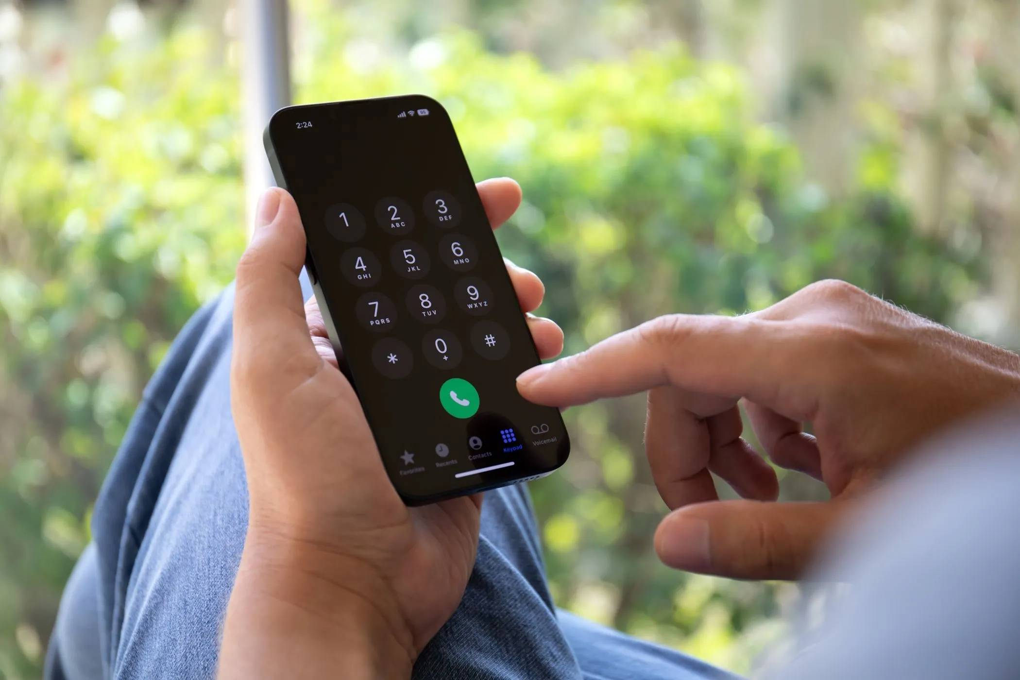Người đàn ông cố gắng nhập số điện thoại trên iPhone