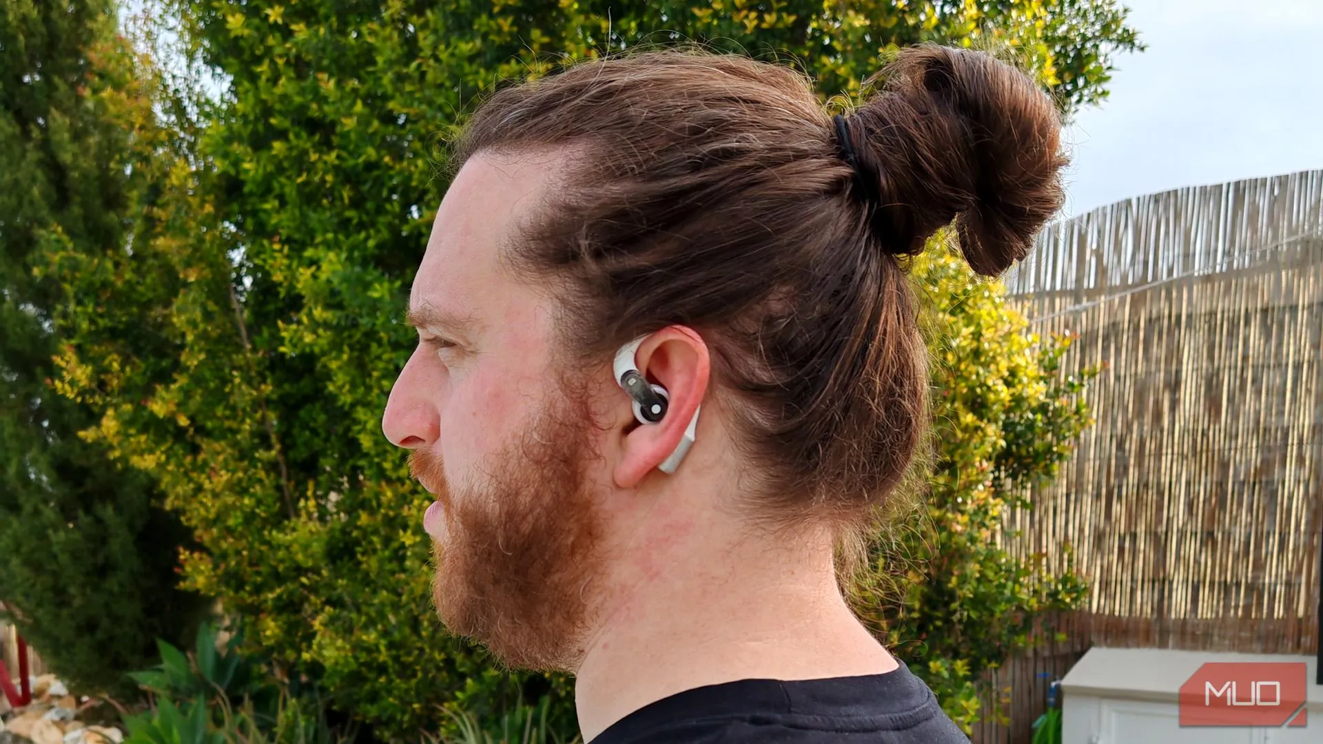 Người đàn ông đeo tai nghe Nothing Ear (open) với móc tai ôm sát thoải mái