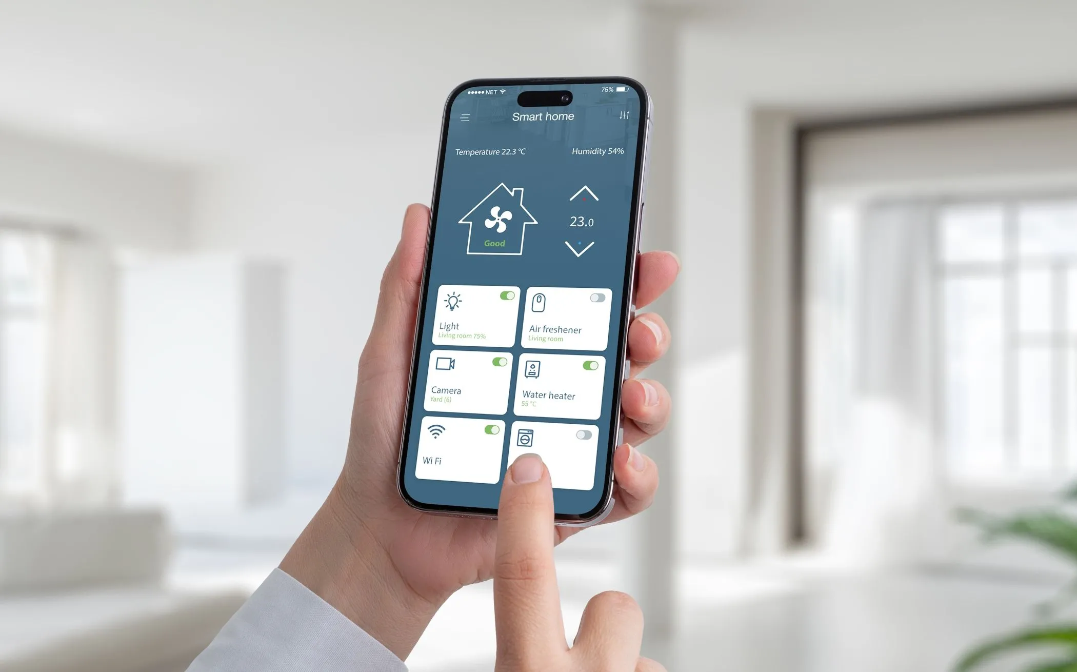 Người đàn ông dùng iPhone điều khiển các thiết bị nhà thông minh