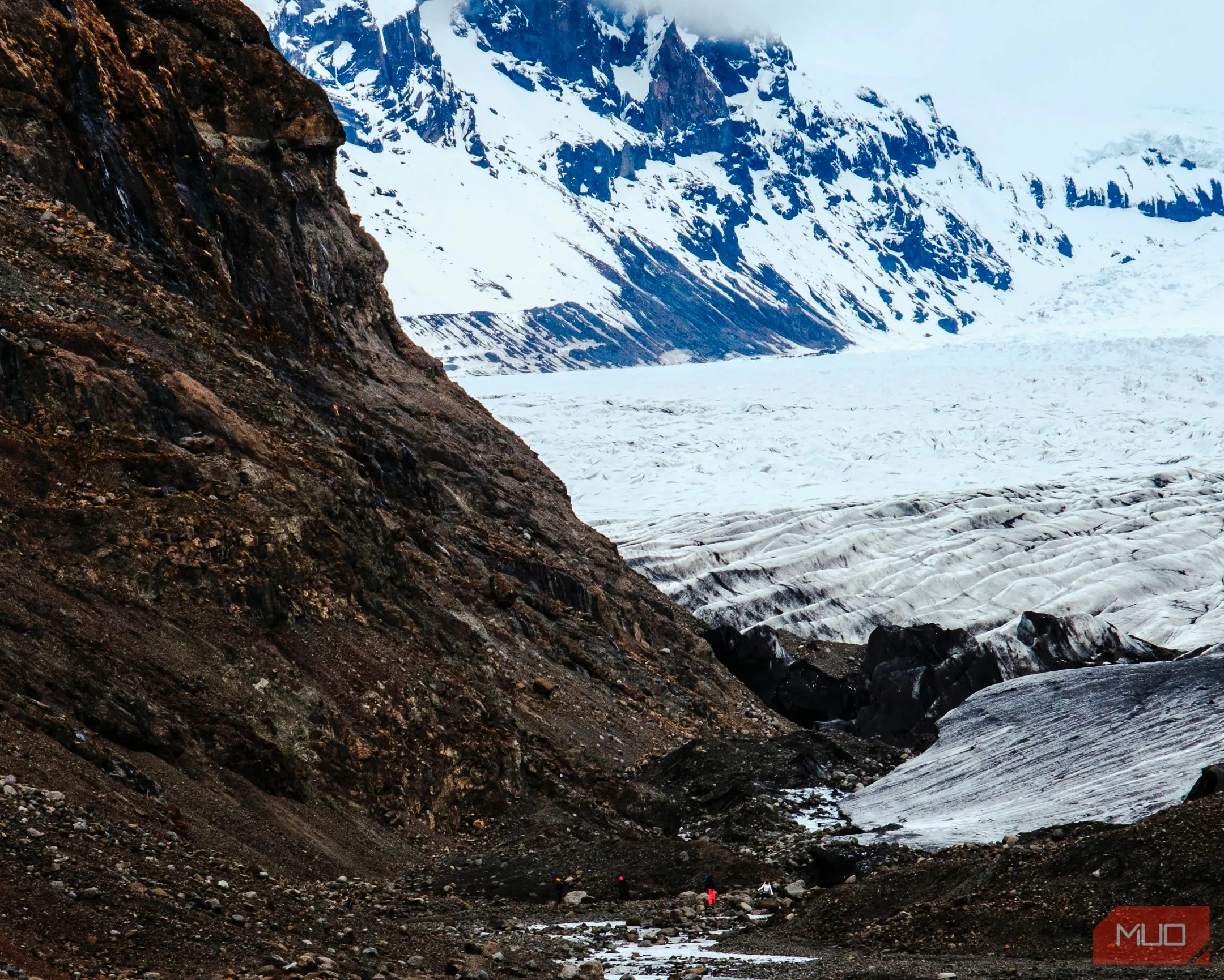 Người đang đi bộ giữa sông băng và núi trong công viên quốc gia Iceland