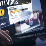 Người đang sử dụng công cụ quét virus để kiểm tra máy tính, biểu tượng bảo mật và an toàn dữ liệu xung quanh.
