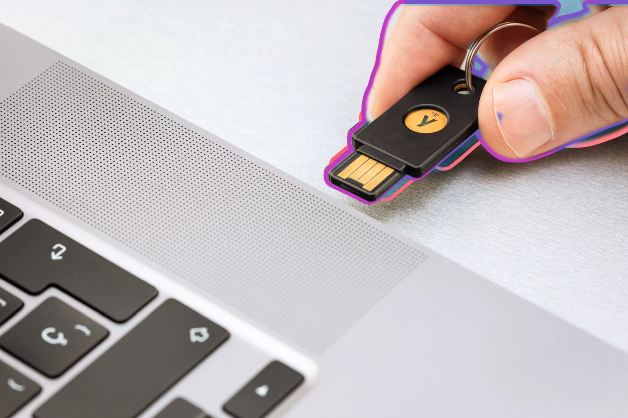 Người dùng cắm khóa bảo mật vật lý Yubico vào laptop, tăng cường an toàn khi duyệt web với USB Live Linux
