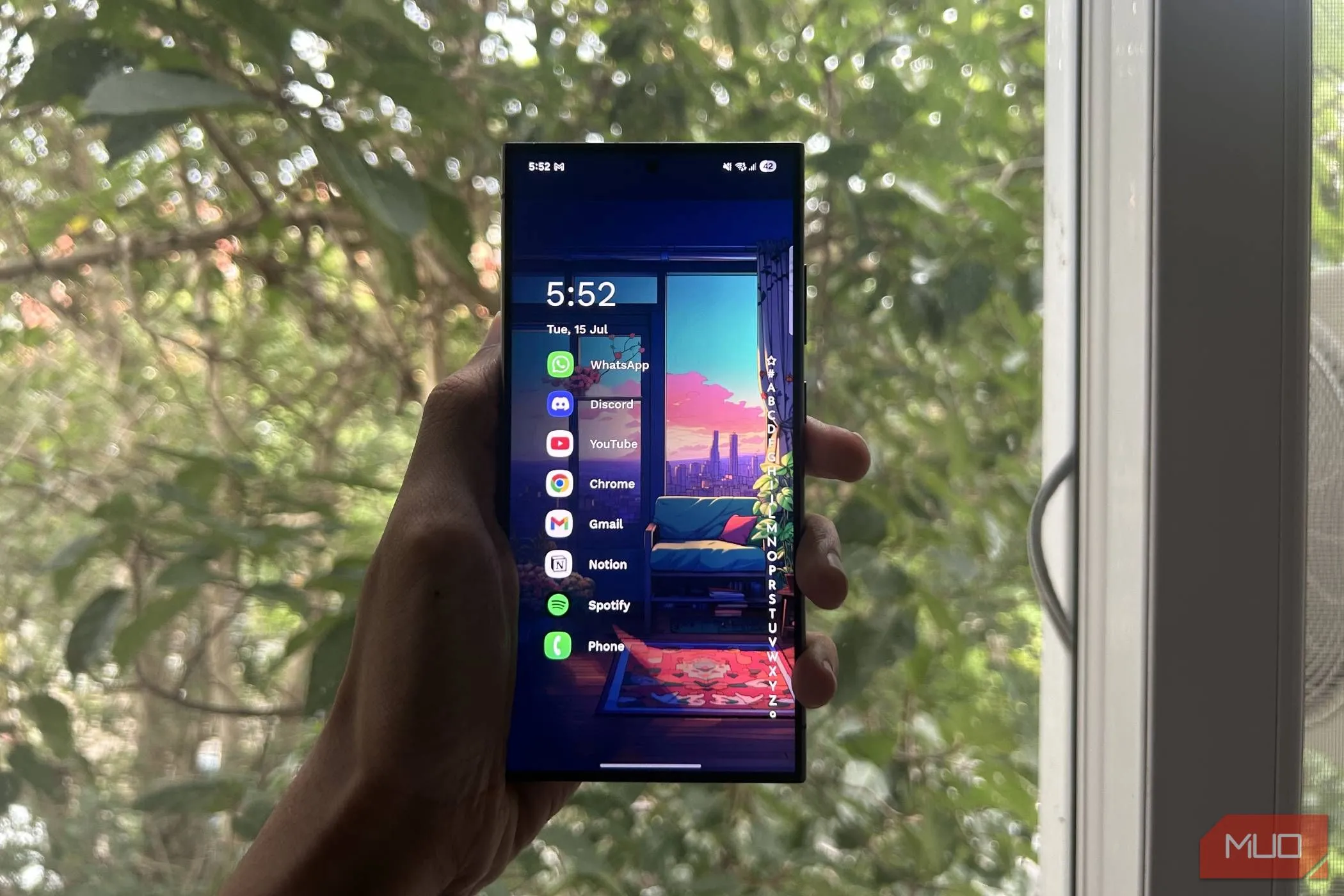 Người dùng cầm Samsung Galaxy S24 Ultra đang chạy giao diện tùy chỉnh Niagara Launcher