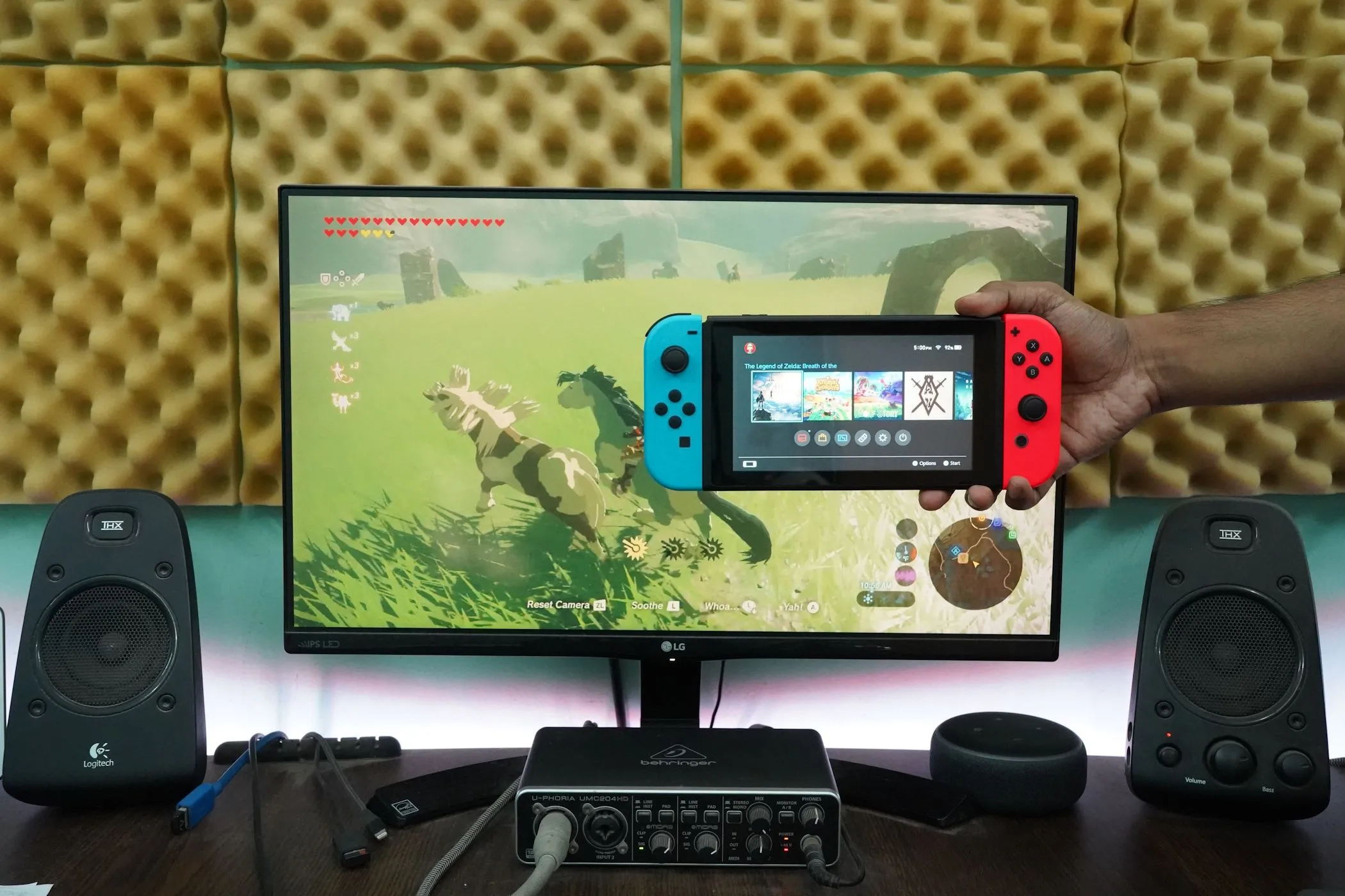 Người dùng chơi game Nintendo Switch trên màn hình máy tính để bàn