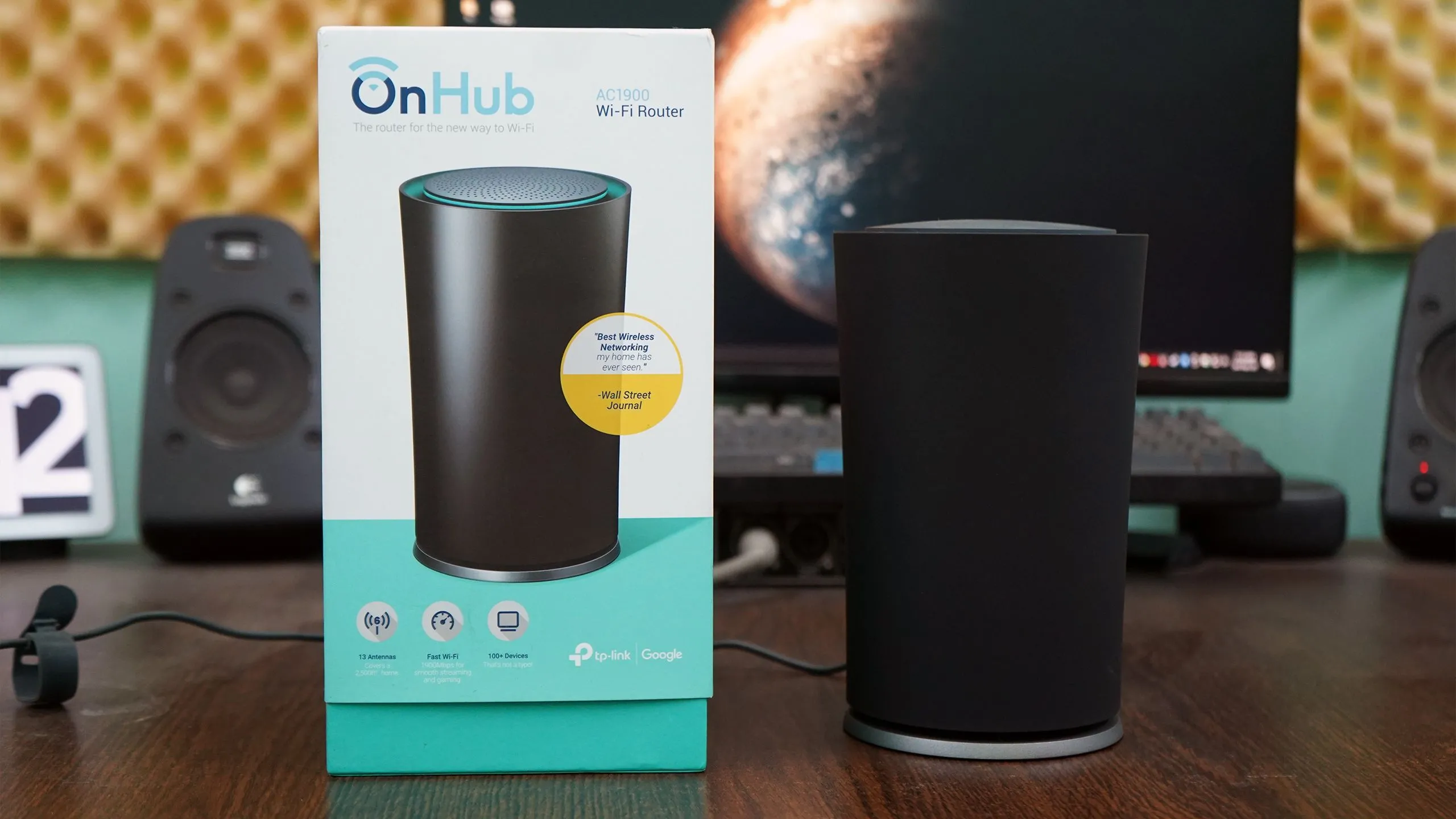 Người dùng đang cài đặt hệ thống Mesh Wi-Fi qua ứng dụng điện thoại, thể hiện sự dễ dàng trong thiết lập ban đầu.