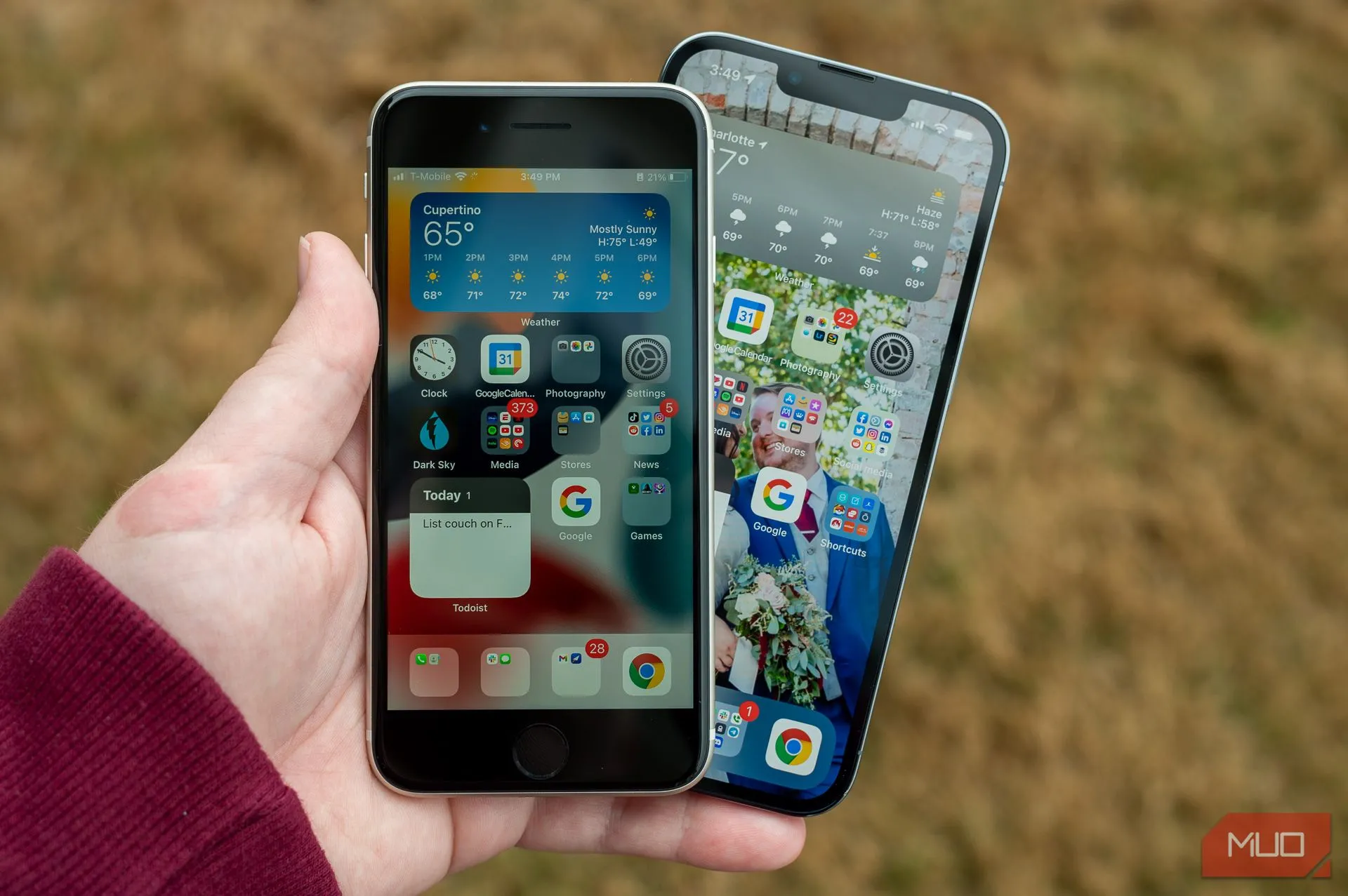 Người dùng đang cầm chiếc iPhone SE 2022 màu trắng trên tay