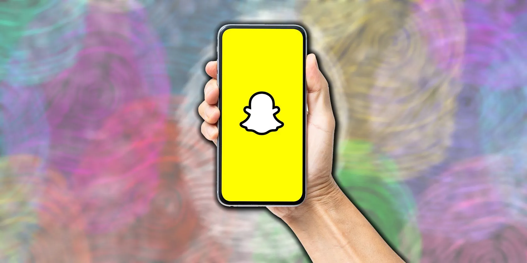 Người dùng đang cầm điện thoại thông minh hiển thị ứng dụng Snapchat