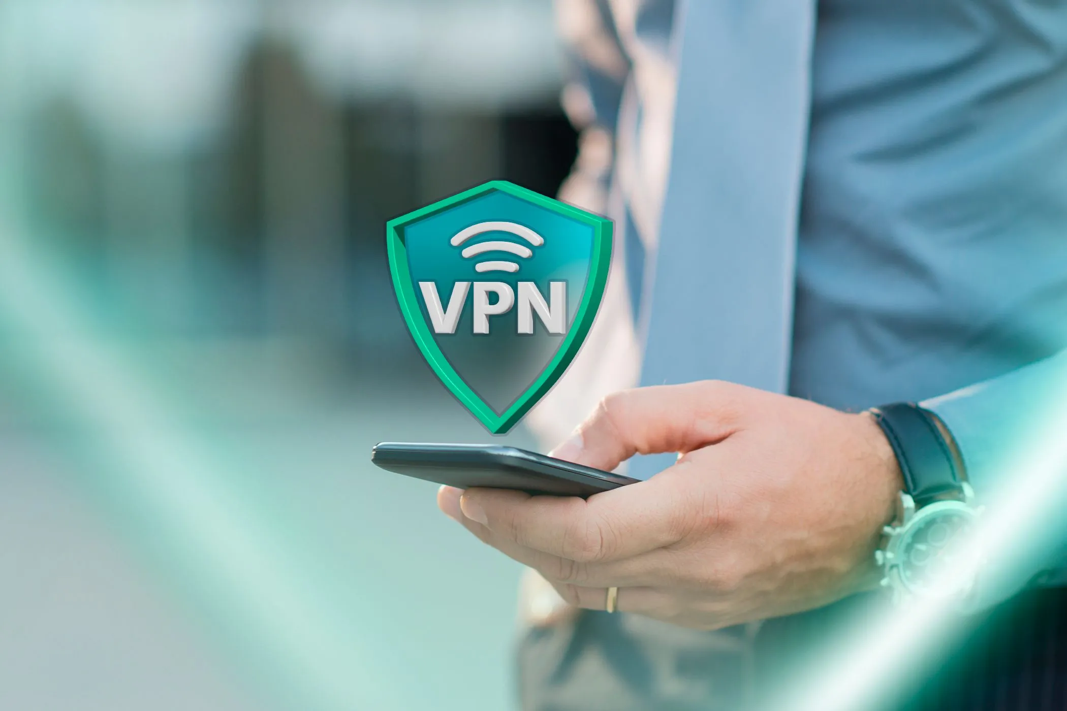 Người dùng đang cầm điện thoại với biểu tượng VPN trên màn hình, tượng trưng cho kết nối an toàn.