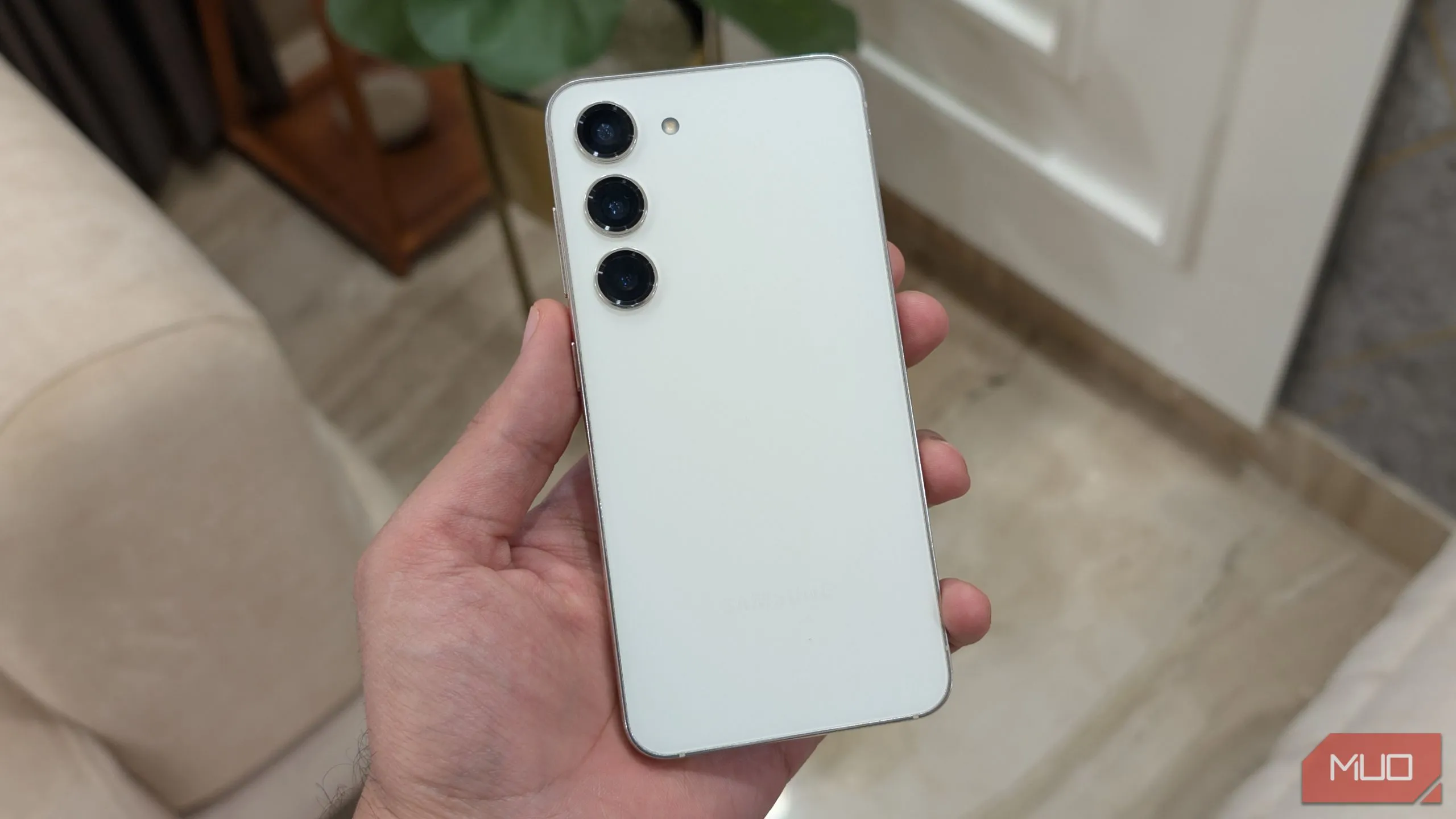 Người dùng đang cầm Galaxy S23 với màn hình hiển thị nội dung, minh họa cho việc sử dụng pin.