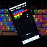 Người dùng đang chơi game Block Breaker trên điện thoại di động Google Search
