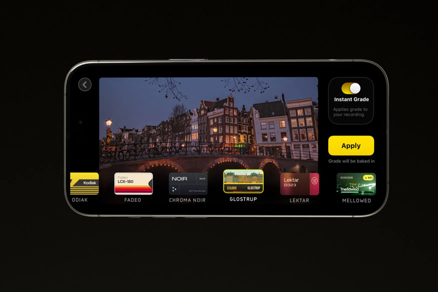 Người dùng đang chọn các tùy chọn chỉnh màu điện ảnh trong ứng dụng Kino trên iPhone
