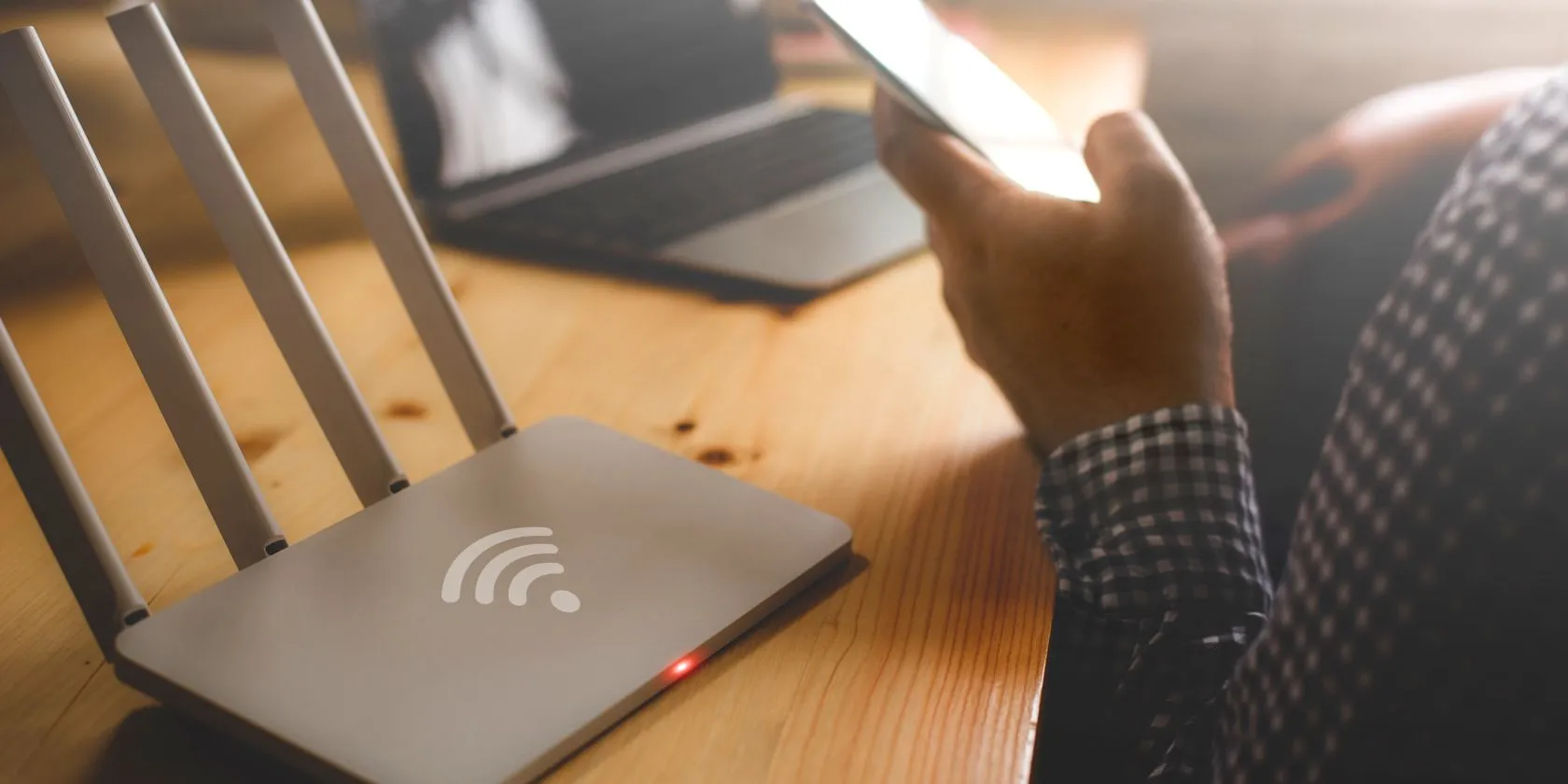Người dùng đang điều chỉnh cài đặt router Wi-Fi qua điện thoại di động