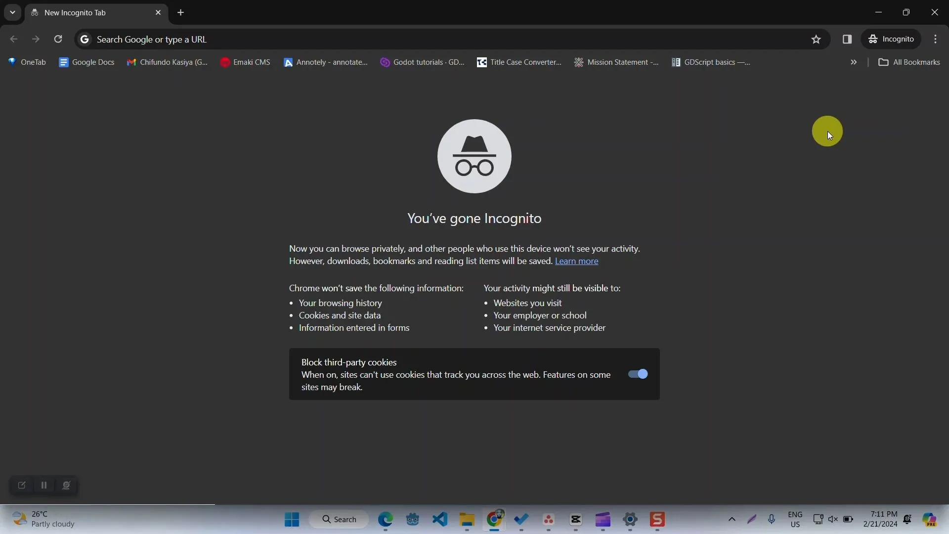 Người dùng đang duyệt web trên laptop, thể hiện sự ẩn danh trực tuyến thông qua hình ảnh ngón tay che màn hình, tượng trưng cho việc bảo vệ quyền riêng tư.