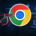 người dùng đang kiểm tra logo Google Chrome trên màn hình máy tính