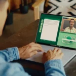Người dùng đang làm việc trên laptop Dell XPS 13 chạy chip Snapdragon X Elite