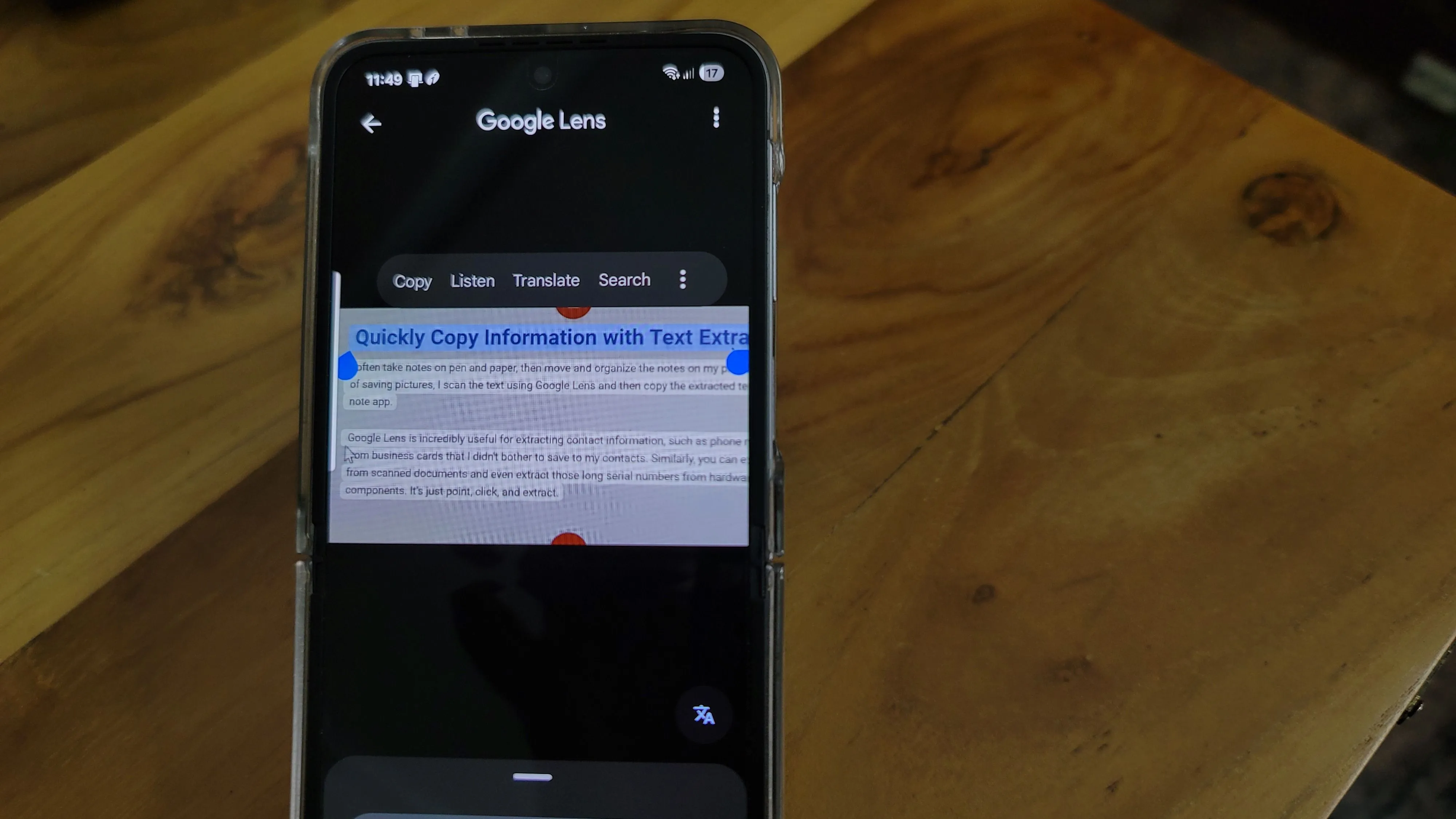 Người dùng đang sử dụng Google Lens để trích xuất văn bản từ một tài liệu giấy, làm nổi bật khả năng sao chép thông tin nhanh chóng và chính xác.