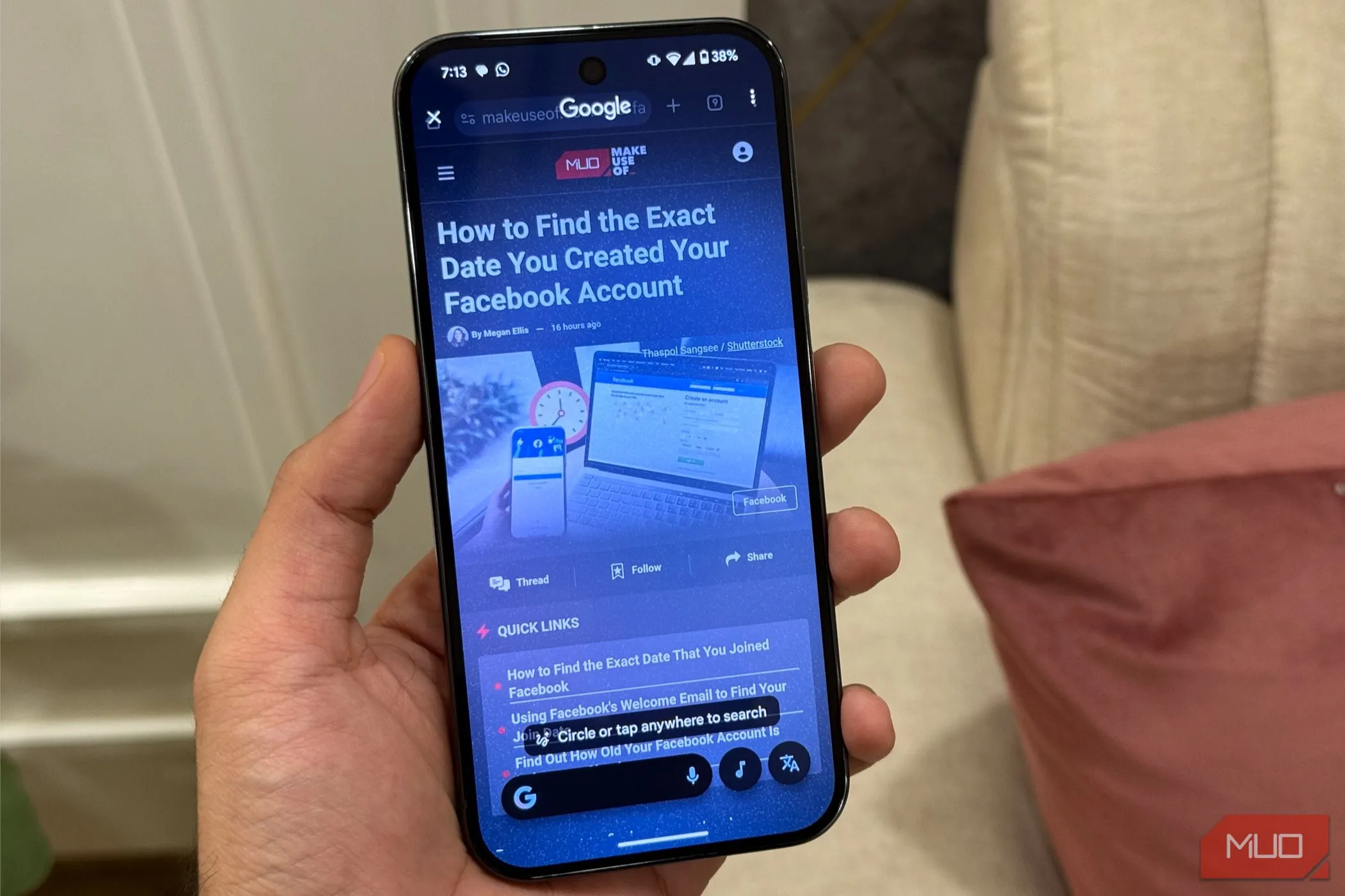 Người dùng đang sử dụng tính năng Circle to Search trên điện thoại Google Pixel 9, khoanh tròn một vật thể trên màn hình để tìm kiếm nhanh chóng