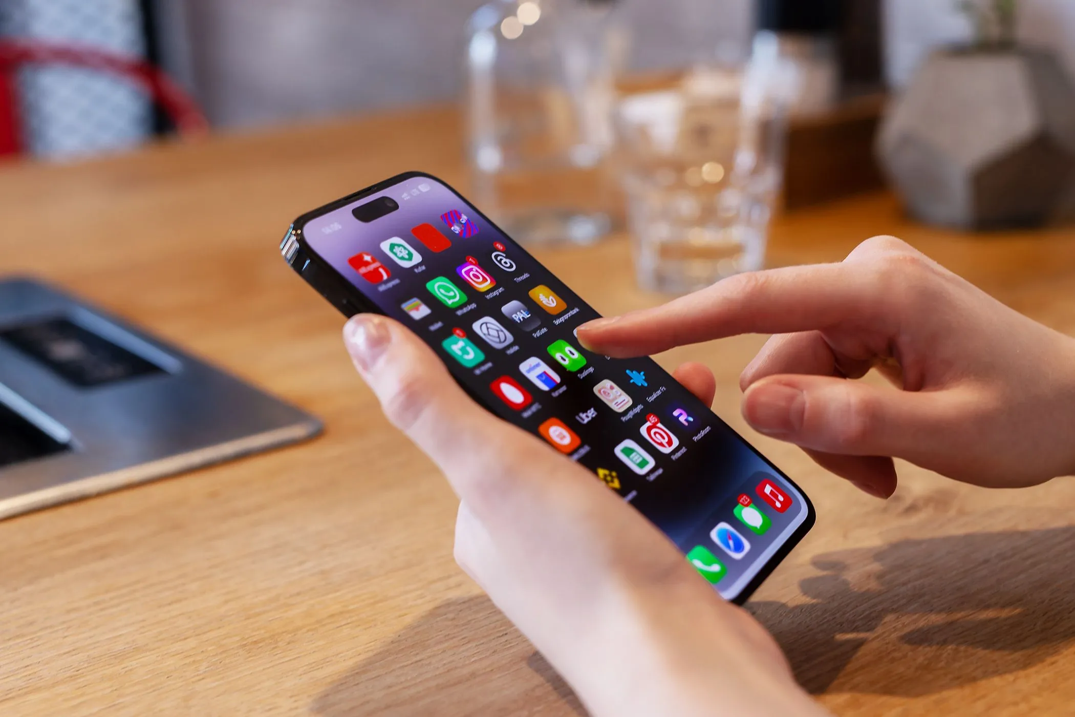 Người dùng đang thao tác trên iPhone, minh họa cho sự bất tiện khi thiếu tính năng liên kết nguồn trong ảnh chụp màn hình.