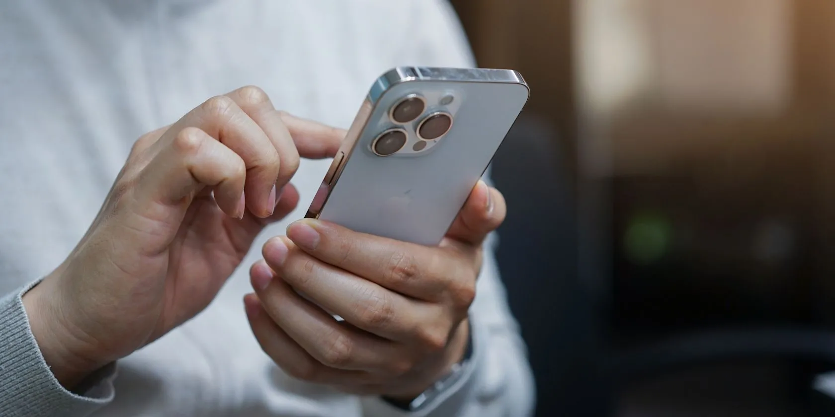 Người dùng đang thao tác trên màn hình iPhone 13 Pro Max, minh họa trải nghiệm sử dụng thực tế