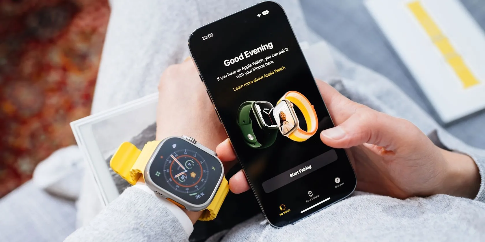 Người dùng đang thực hiện ghép nối đồng hồ thông minh Apple Watch Ultra với iPhone qua ứng dụng Watch