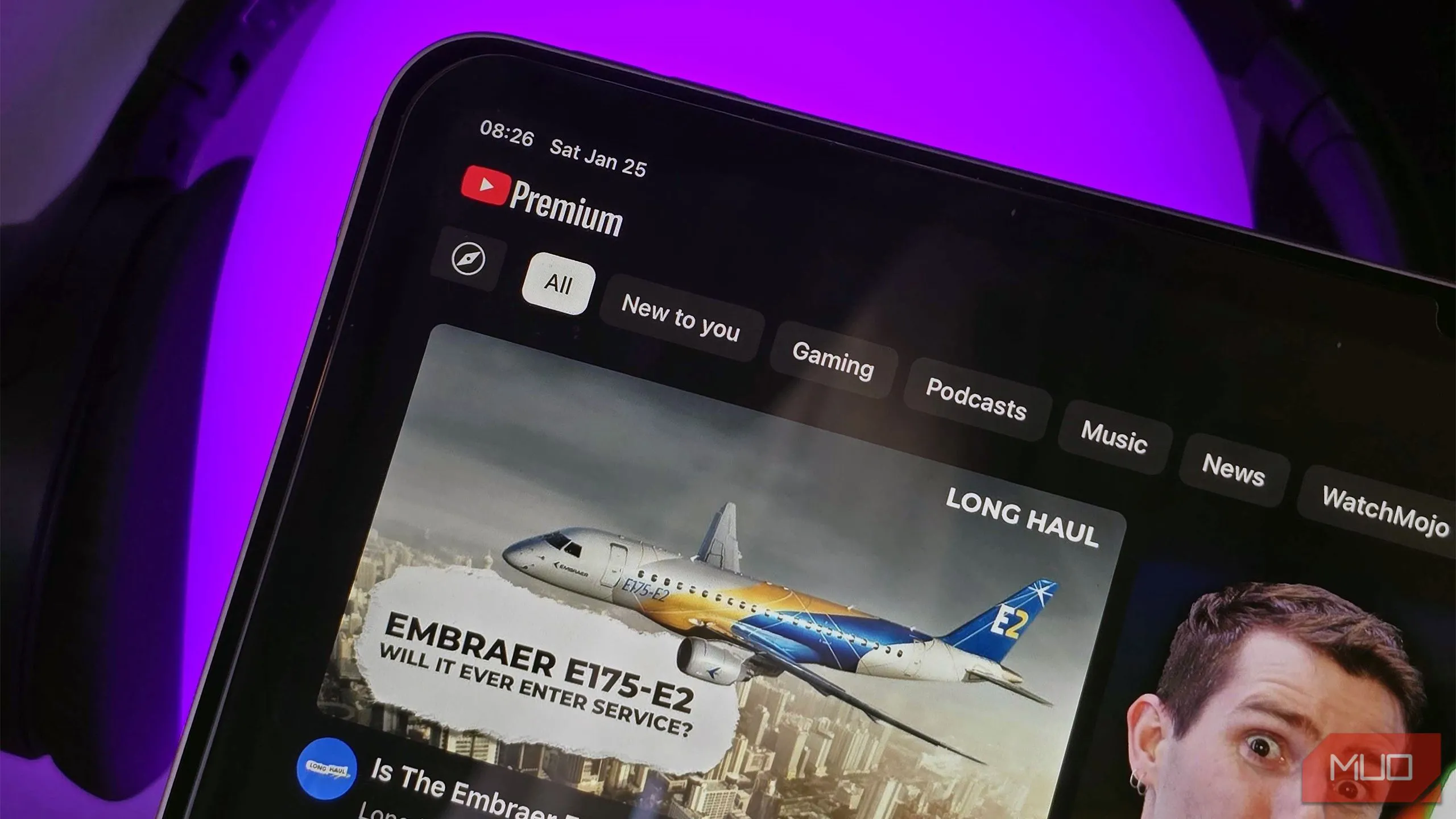 Người dùng đang xem YouTube Premium trên iPad Air, tận hưởng trải nghiệm không quảng cáo