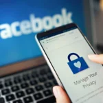 Người dùng điều chỉnh cài đặt quyền riêng tư Facebook trên điện thoại, minh họa việc quản lý dữ liệu cá nhân khi đăng nhập tài khoản mạng xã hội.
