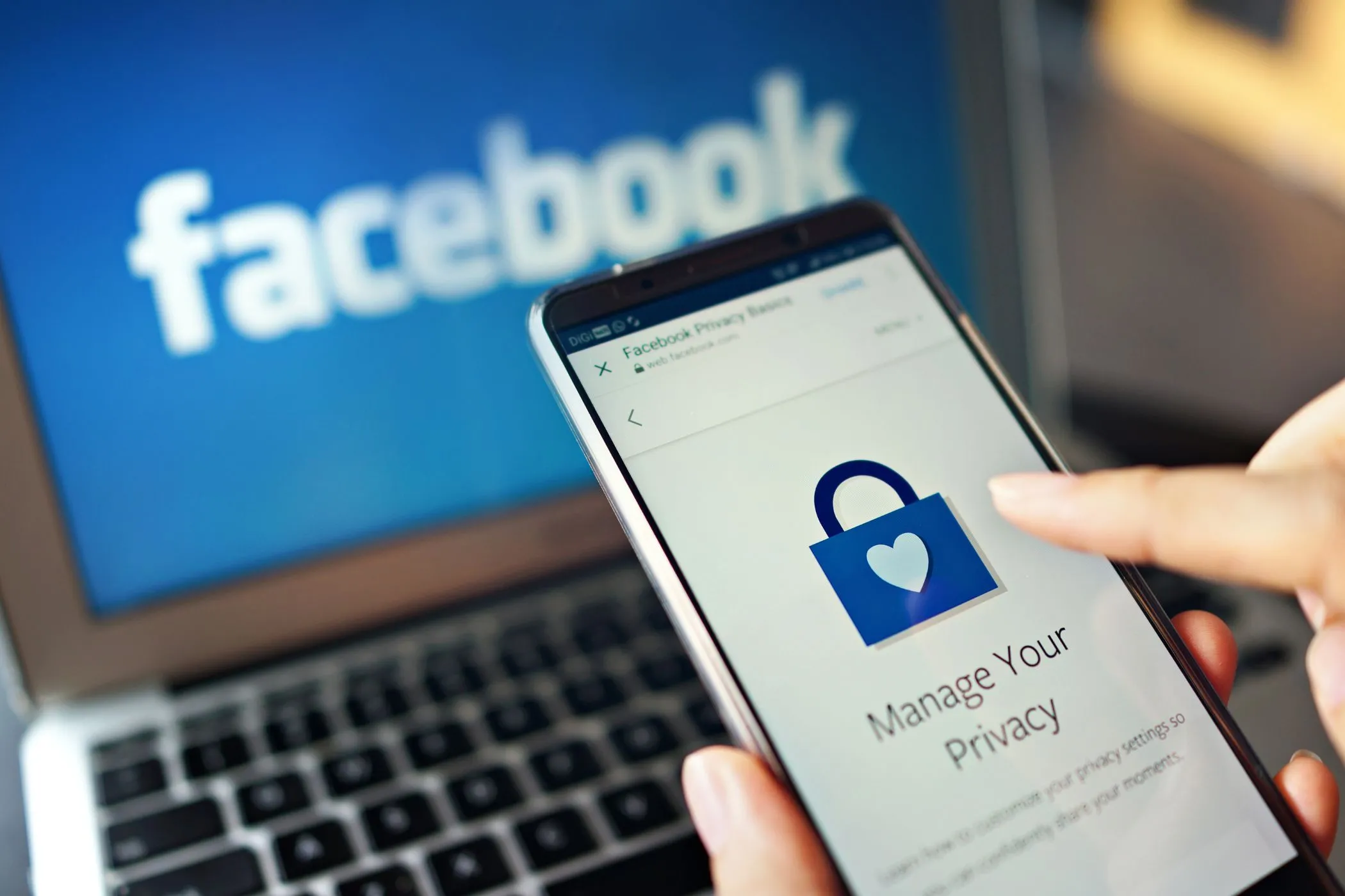 Người dùng điều chỉnh cài đặt quyền riêng tư Facebook trên điện thoại, minh họa việc quản lý dữ liệu cá nhân khi đăng nhập tài khoản mạng xã hội.