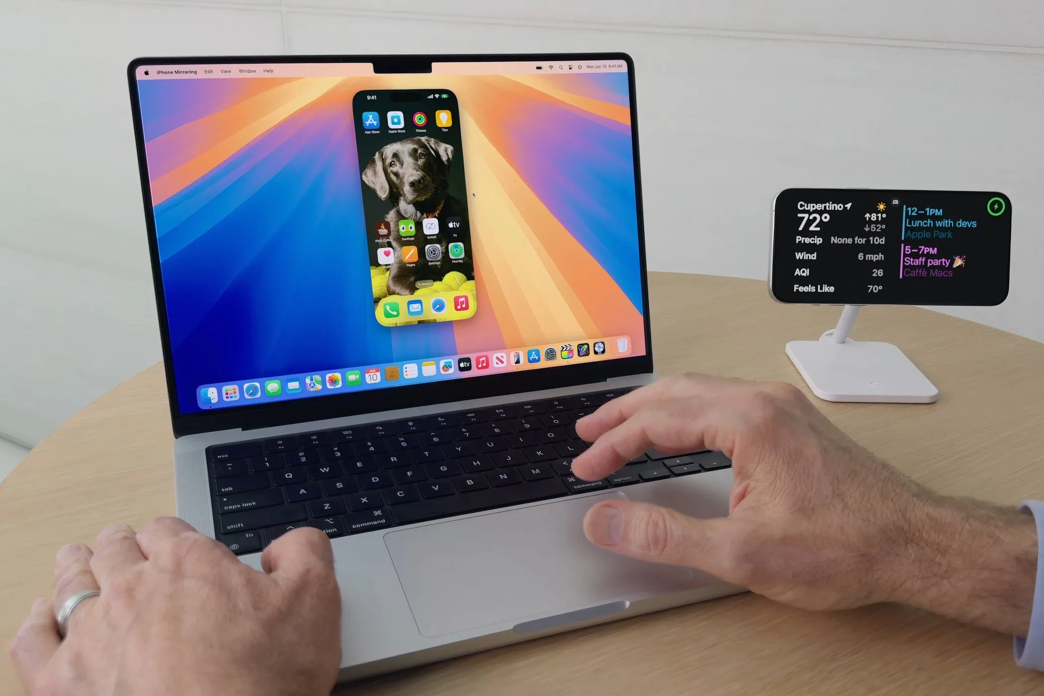 Người dùng điều khiển iPhone trực tiếp từ MacBook Pro chạy macOS Sequoia thông qua tính năng Phản chiếu iPhone (iPhone Mirroring)